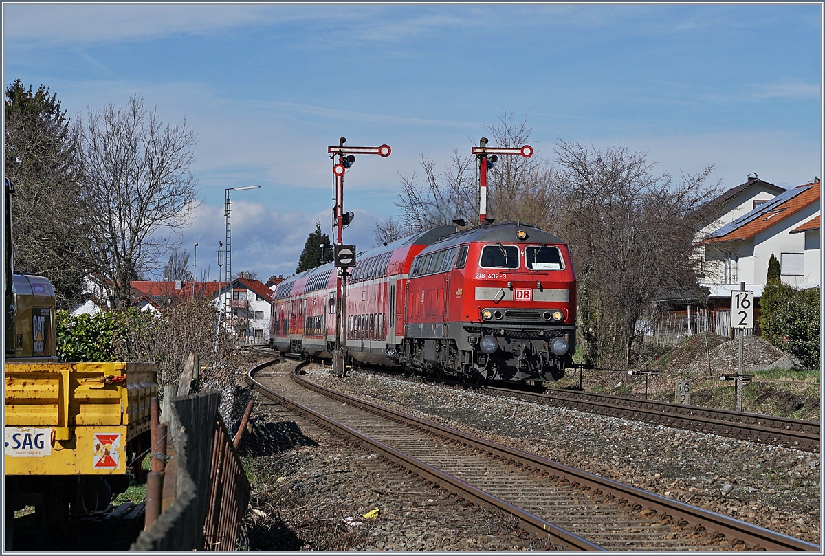 Die DB 218 432-3 erreicht mit ihrem RE von Aulendorf nach Lindau Nonnenhorn. 

16. Mrz 2019