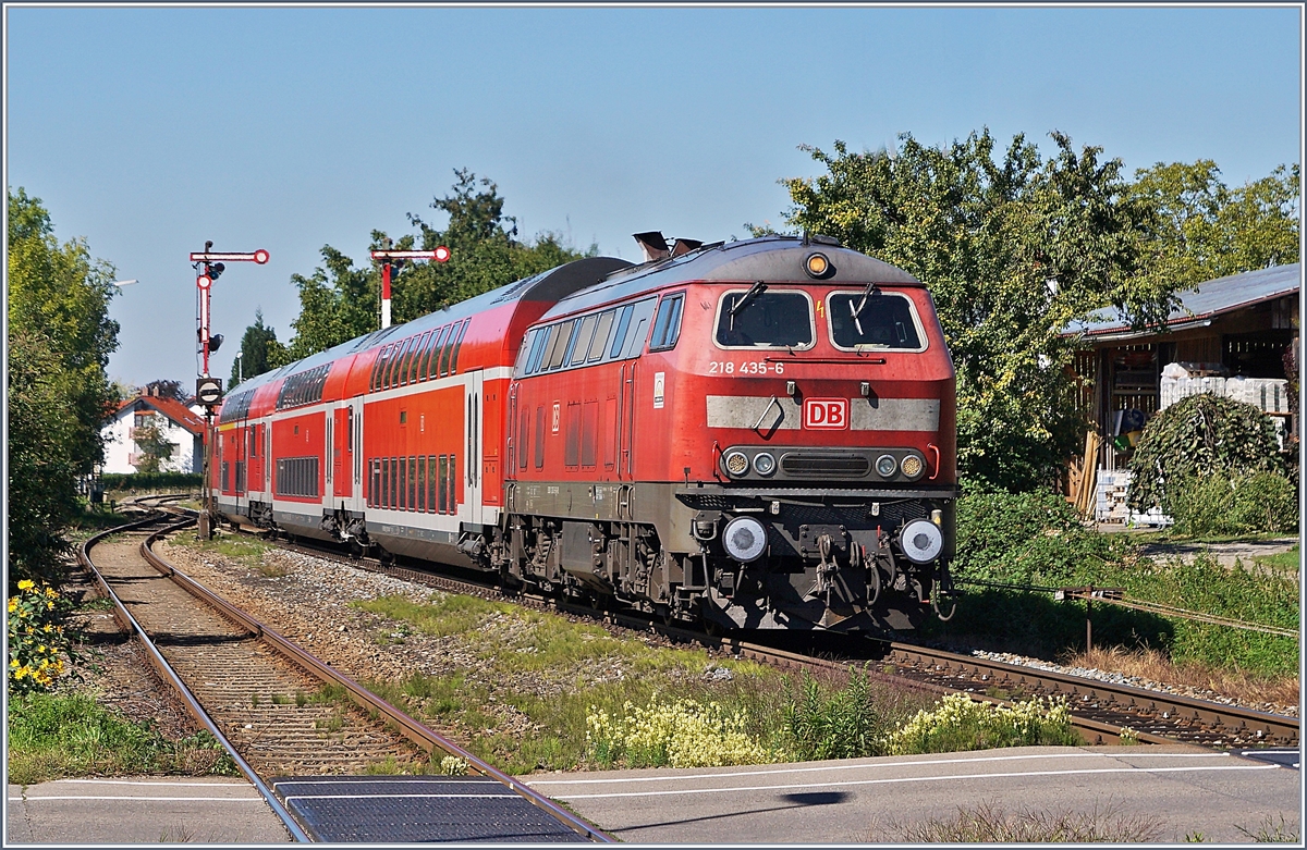 Die DB 218 435-6 erreicht mit ihrem IRE von Laupheim West nach Lindau den Bahnhof Nonnenhorn.

25. Sept. 2018