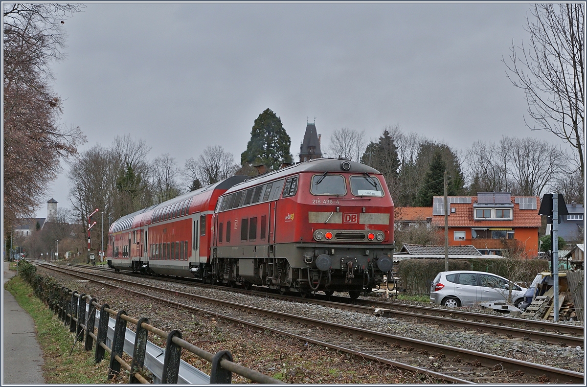 Die DB 218 436-4 schiebt zwischen Lindau Hbf und Lindau Aechbach ihren kurzen RE in Richtung Aulendorf.

Im Hintergrund ist das Einfahrsignal von Lindau Aeschbach zu erkennen. 

14. März 2019