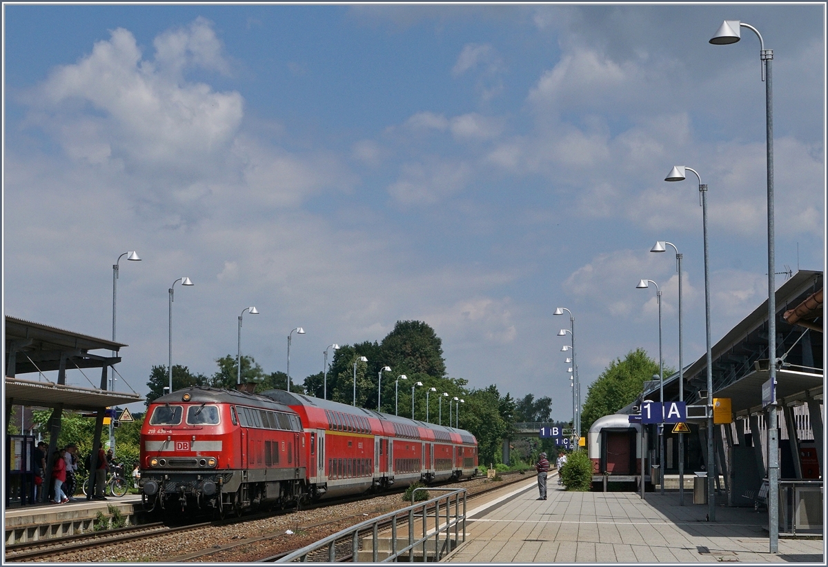 Die DB 218 438-4 mit ihrem IRE von Stuttgart nach Lindau beim Halt in Meckenbeuren.
16. Juli 2016