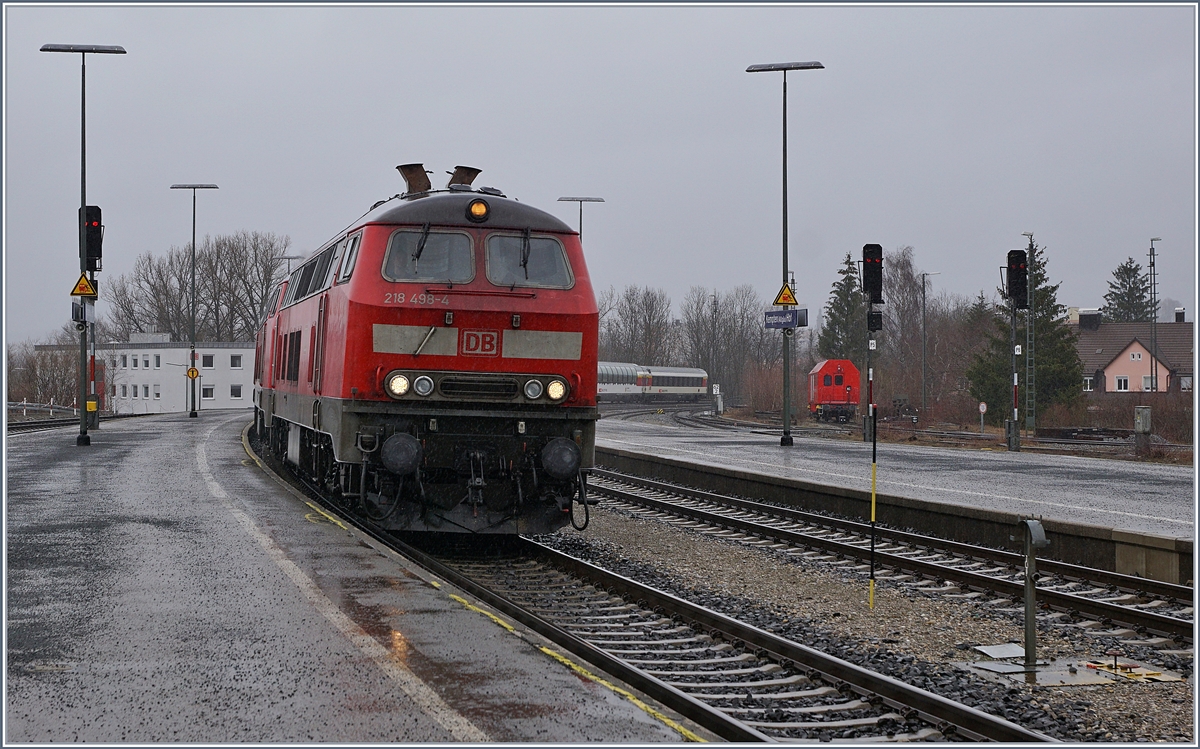 Die DB 218 498-4 und eine weiter erreichen mit dem EC 195 von München nach Zürich den Bahnhof Kempten im Allgäu. 

15. März 2019