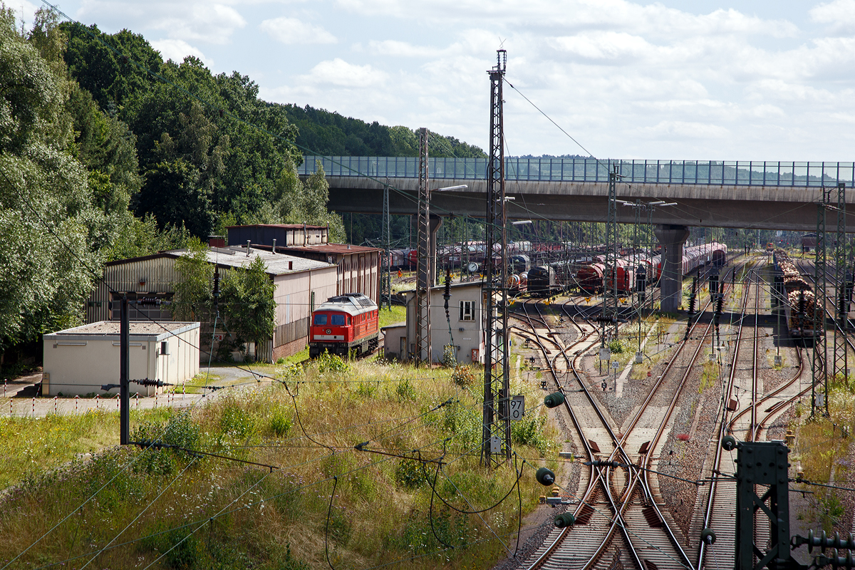 Die DB 232 589-2 (92 80 1232 589-2D-DB) der DB Cargo Deutschland AG, ex DR 132 589-3 ist am 30.07.2021 beim Rangierbahnhof Kreuztal abgestellt. 

Die Ludmilla bzw. DR V 300 wurde 1979 von Lokomotivfabrik Oktober-Revolution, Woroschilowgrad  (Sowjetunion) unter der Fabriknummer 0870 und als 132 589-3 an die DR geliefert.

Der Rangierbahnhof Kreuztal ist momentan ber Ruhr-Sieg-Strecke (KBS 440) nicht erreichbar, zwischen Siegen und Kreuztal ist die Strecke wegen Baustelle unterbrochen, und zwischen Werdohl und Hagen wegen der Unwetterschden, auf der Strecke ist es zu Gleisber- und Gleisuntersplungen gekommen. So ist der Gterverkehr nur mit Dieselloks ber die Bahnstrecke Kreuztal - Clbe (Rothaarbahn und Obere Lahntalbahn) mglich.
