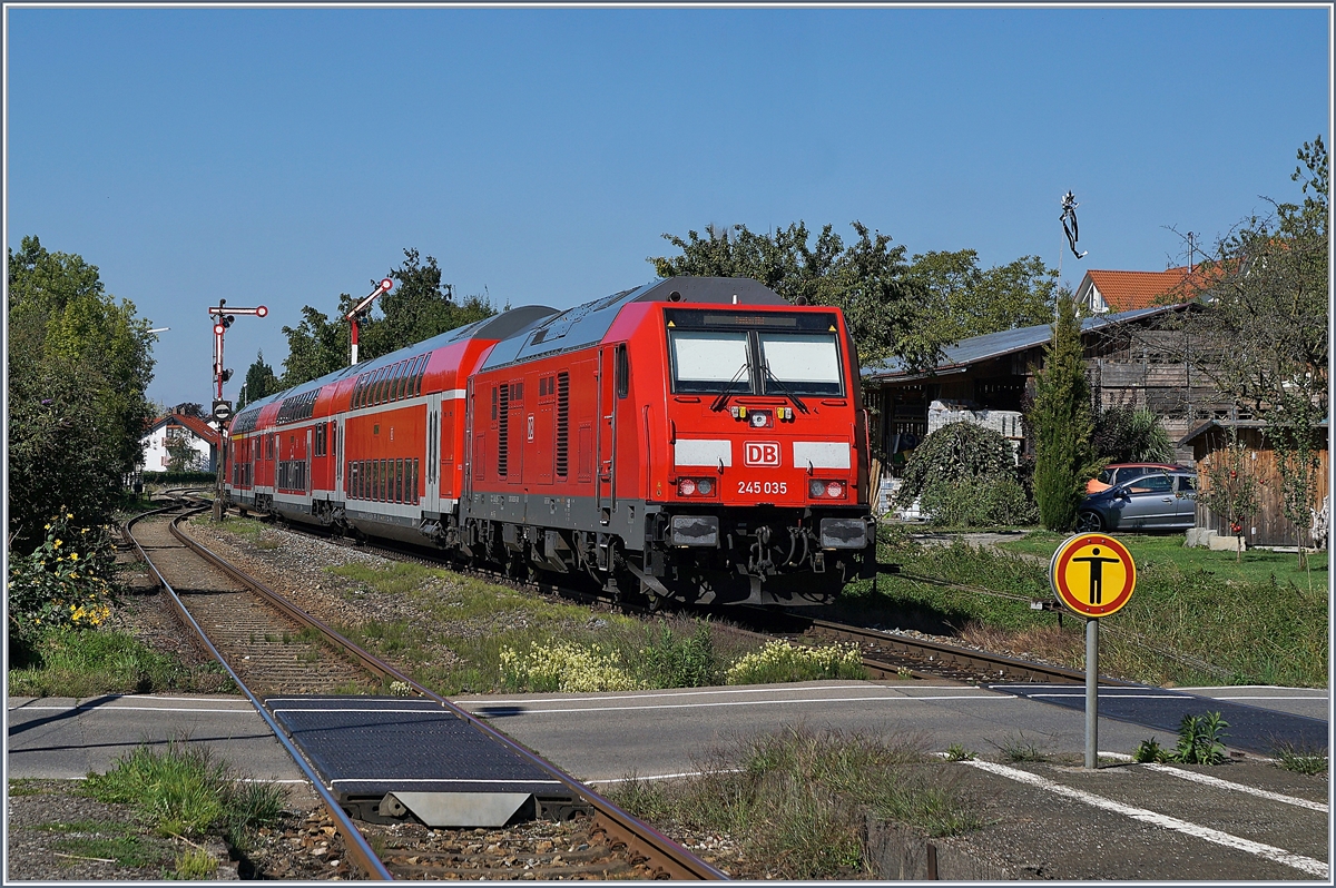 Die DB 245 035 schiebt ihren RE 27668 , unterwegs von Lindau HbF nach Laupheim West in Nonnenhorn Richtung Friedrichshafen Stadt.

25. Sept. 2018