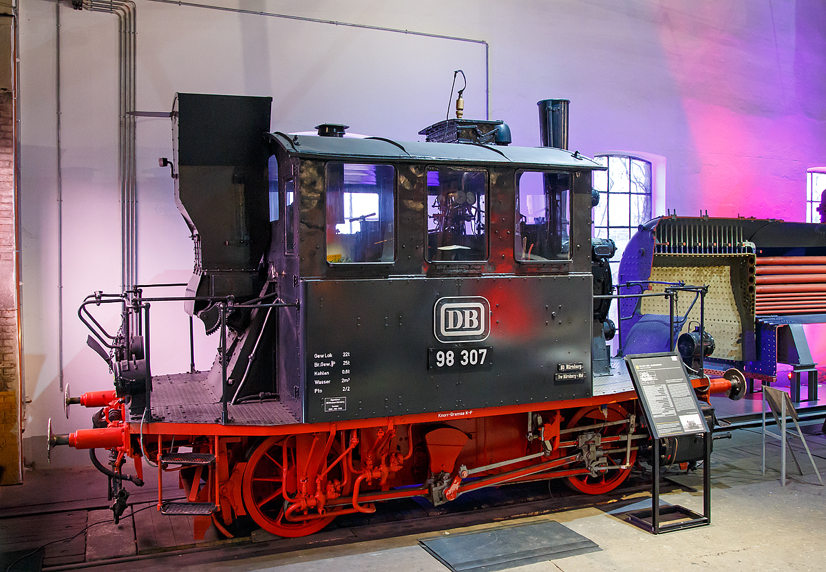 Die DB 98 307 „Glaskasten“, ex DRB 98 307,ex K.Bay.Sts.B. 4529 (Königlich Bayerische Staats-Eisenbahnen) am 26.03.2016 im Deutschen Dampflokomotiv-Museum in Neuenmarkt-Wirsberg. Die Lok ist eine Leihgabe vom DB Museum Nürnberg.

Die Bayerische PtL 2/2 wurde 1909 von Krauß & Comp in München (Allach) unter der Fabriknummer 5911 für die Königlich Bayerische Staats-Eisenbahnen. Nach dem 2.Weltkrieg fuhr sie als 98 307 für die OBL-USZ - Oberbetriebsleitung der US Zone, ab 1946 HVE - Hauptverwaltung der Eisenbahnen des amerikanischen und britischen Besatzungsgebietes, ab 1948 VfV - Verwaltung für Verkehr des vereinigten Wirtschaftsgebietes und ab den 07.09.1949 begann die Zeit der Deutsche Bundesbahn. Für die DB fuhr der Glaskasten bis zur Ausmusterung 09.07.1963 und kam dann zum DB Museum Nürnberg.

Die Lokomotiven der Gattung PtL 2/2 der Bayerischen Staatsbahn waren leichte und kompakte Heißdampflokomotiven für den Betrieb auf Lokalbahnen. Insgesamt gab es drei Bauarten, von denen zwei als Baureihe 98.3 noch zur Deutschen Reichsbahn und sogar zur Deutschen Bundesbahn gelangten.

Allen Bauarten gemeinsam war die Achsfolge B, die halbselbsttätige Schüttfeuerung, die einen Einmann-Betrieb zuließ, und Umläufe mit Geländern, die vorne und hinten einen gefahrlosen Zugang zum Wagenzug ermöglichten. Die Lokomotiven hatten ein großes Führerhaus mit je drei Fenstern auf jeder Seite, das bis auf die Rauchkammer den gesamten Kessel umschloss. Diese Eigenart brachte den Lokomotiven in Südbayern den Beinamen Glaskasten ein.

Die ersten sechs Ur-Glaskästen (1905/1906) hatten einem innerhalb des Rahmens und zwischen den Achsen angeordneten Innentriebwerk, über eine Blindwelle und außenliegende Kuppelstangen wurden die beiden Achsen angetrieben.

1908 und 1909 lieferte Krauss 29 Lokomotiven, die jetzt ein konventionelles Außentriebwerk hatten, das allerdings auf eine zwischen den Achsen angeordnete Blindwelle arbeitete. Sie erhielten die Bahnnummern 4507 – 4535. Dieses Triebwerk ermöglichte es, den Wasserkasten unterhalb des Kessels im Rahmen anzuordnen, so dass die Umläufe geräumiger gestaltet werden konnten. In den Jahren 1911 und 1914 erfolgten zwei weitere Lieferungen von neun bzw. vier Lokomotiven (Nummer 4536–4548) an die Bayerische Staatsbahn. Bei diesen verzichtete man auf die Blindwelle und verkürzte den Achsstand von 3.200 mm auf 2.700 mm. Diese Lokomotiven waren auch insgesamt etwas kürzer und leichter als die bis 1909 gebauten Modelle.

Die Deutsche Reichsbahn (DR später DRG) übernahm noch 22 Lokomotiven mit den Nummern 98 301 – 98 322. Neun davon stammten aus den ersten Serien mit Blindwelle.


TECHNISCHE DATEN der 98 307:
Spurweite: 1.435 mm
Bauart: B h2 L 22.14
Ausmusterung:  1963
Bauart:  B h2t
Länge über Puffer:  7.004 mm
Fester Radstand:  3.200 mm
Dienstgewicht:  22,7 t
Reibungsmasse:  22,7 t
Radsatzfahrmasse:  13,5 t
Höchstgeschwindigkeit:  50 km/h
Indizierte Leistung:  155 kW (210 PS)
Treibraddurchmesser:  1.006 mm
Zylinderdurchmesser:  320 mm
Kolbenhub:  400 mm
Kesselüberdruck:  12 bar
Rostfläche:  0,60 m²
Verdampfungsheizfläche:  28,90 m²
Überhitzungsfläche: 8,1 m²
Kohlevorrat: 0,6 t
Wasservorrat: 2,0 m³
Bremse:  Knorr-Bremse K-P
