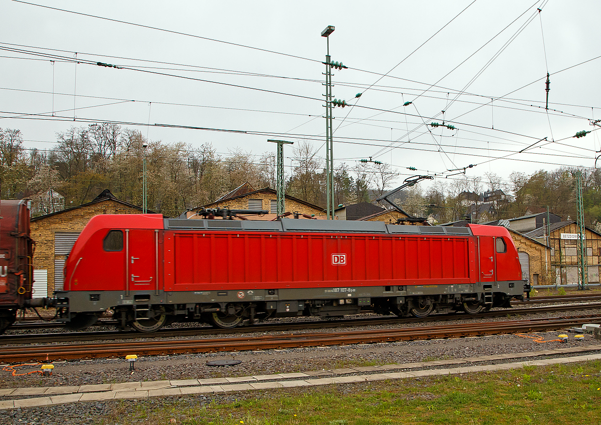 Die DB Cargo 187 107-8 (91 80 6187 107-8 D-DB) fährt am 29.04.2021 mit einem gemischten Güterzug durch Betzdorf (Sieg) in Richtung Köln.

Die Bombardier TRAXX F140 AC3 wurde 2015 von der Bombardier Transportation GmbH in Kassel unter der Fabriknummer  35226  gebaut.  Die TRAXX F140 AC3 Varianten der DB Cargo (BR 187.1) haben keine Last-Mile-Einrichtung. Die Höchstgeschwindigkeit beträgt 140km/h. Die Lokomotiven können in gemischter Mehrfachtraktion mit BR185 und BR186 eingesetzt werden.