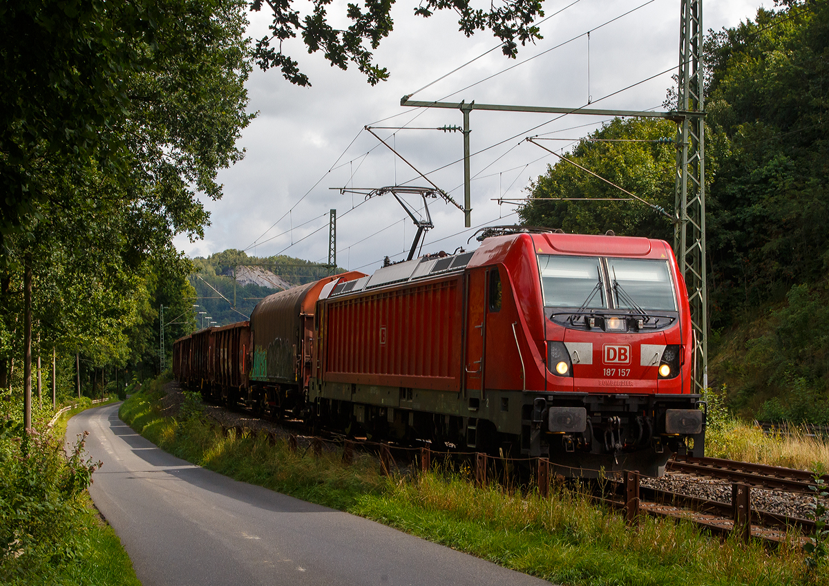Die DB Cargo 187 157 (91 80 6187 157-3 D-DB) fährt am 26.08.2021 mit einem gemischten Güterzug bei Wissen (Sieg) über die Siegstrecke (KBS 460) in Richtung Köln.

Die Bombardier TRAXX F140 AC3 wurde 2018 von der Bombardier Transportation GmbH in Kassel unter der Fabriknummer  KAS 35472 gebaut.  Die TRAXX F140 AC3 Varianten der DB Cargo (BR 187.1) haben keine Last-Mile-Einrichtung. Die Höchstgeschwindigkeit beträgt 140km/h. Die Lokomotiven können in gemischter Mehrfachtraktion mit BR185 und BR186 eingesetzt werden.