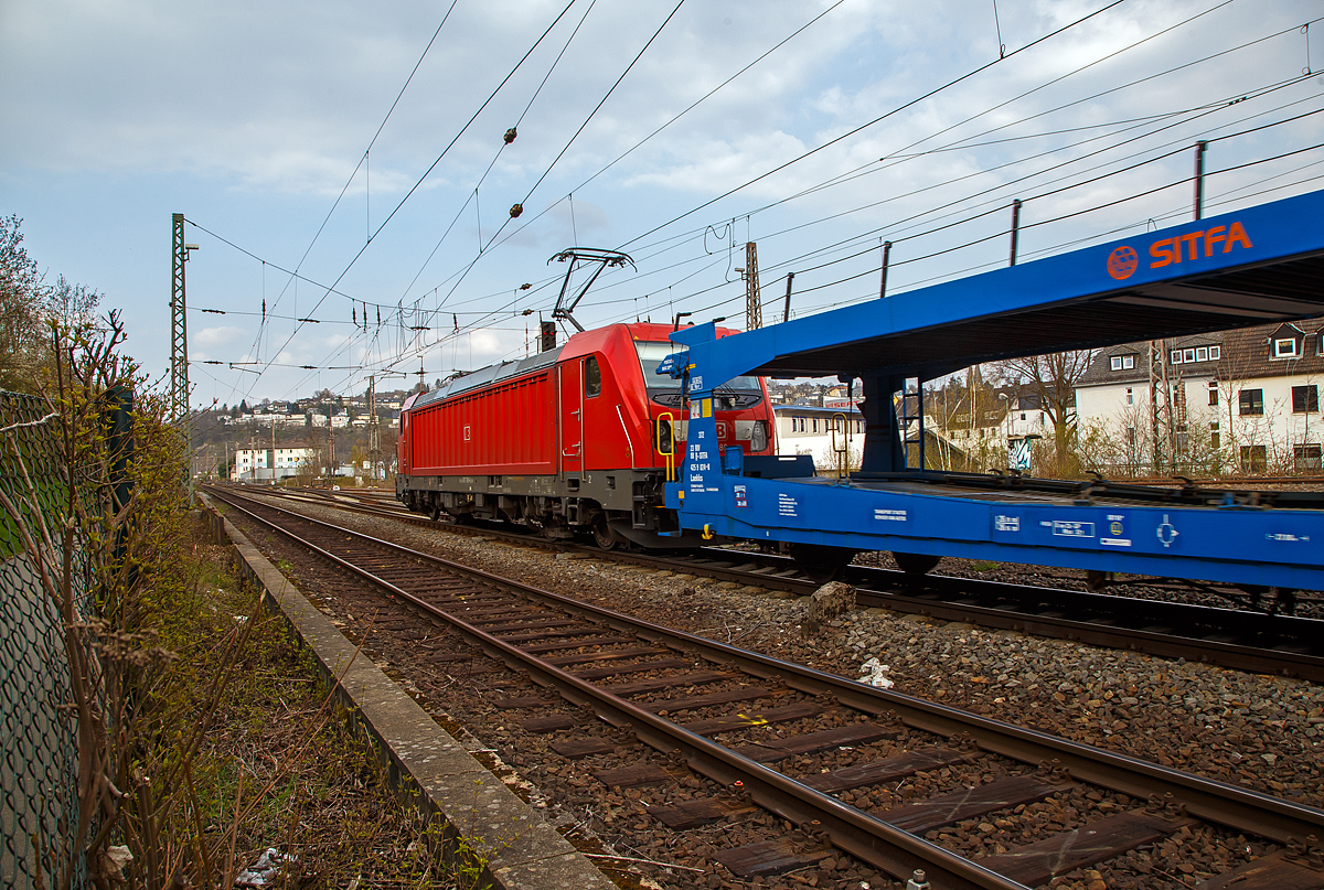 Die DB Cargo 187 189 (91 80 6187 189-6 D-DB) fährt am 21.04.2021 mit einem leeren SITFA-Autotransportzug (dreiachsiger Doppelstock-Autotransportwagen der Gattung Laekks)  durch Siegen, und biegt gleich in Richtung Dillenburg ab.

Die Bombardier TRAXX F140 AC3 wurde 2019 von der Bombardier Transportation GmbH in Kassel unter der Fabriknummer  35588 gebaut.  