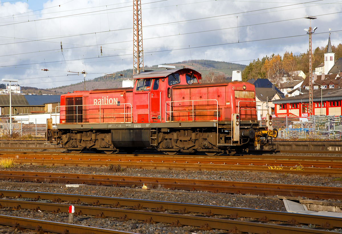 
Die DB Cargo 294 847-9 (eine V90 remotorisiert, ex DB 290 347-4) kommt am 29.11.2019 von Ferndorf und fährt nun in Kreuztal zum Rangierbahnhof.

Die V90 wurde 1973 bei MaK in Kiel unter der Fabriknummer 1000622 gebaut und als 290 347-4 an die DB geliefert. 1997 erfolgte der Umbau mit Funkfernsteuerung und die Umzeichnung in DB 294 347-0.

Die Remotorisierung mit einem MTU-Motor 8V 4000 R41, Einbau einer neuen Lüfteranlage, neuer Luftpresser und Ausrüstung mit dem Umlaufgeländer erfolgten 2005 bei der DB Fahrzeuginstandhaltung GmbH im Werk Cottbus. Daraufhin erfolgte die Umzeichnung in DB 294 847-9. Die kompl. NVR-Nummer 98 80 3 294 847-9 D-DB bekam sie dann 2007.
