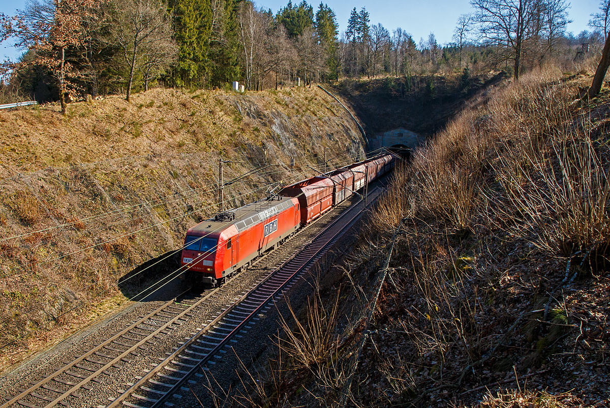 Die von der DB Cargo an die RBH (als RBH 227) vermietete 145 066-7 (91 80 6145 066-7 D-DB) hat am 07.03.2022, den 2.652 m langen Rudersdorfer Tunnel verlassen und fährt mit einem leeren Kohlezug auf der Dillstecke in nördlicher Richtung.

Die TRAXX F140 AC wurde 2000 von ADtranz (ABB Daimler-Benz Transportation GmbH) in Kassel unter der Fabriknummer 33391gebaut.
