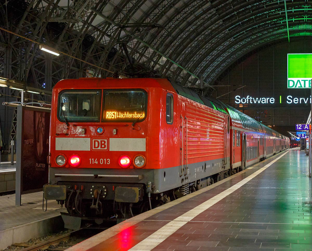 
Die DB Regio 114 013 (91 80 6114 013-6 D-DB, ex DR 112 013-8, steht am sehr frühen Morgen des 01.11.2019 (0:47 Uhr) im Hbf Frankfurt am Main, als RB 51 “Kinzigtalbahn“ nach Wächtersbach, zur Abfahrt bereit.

Die Lok wurde 1991 bei LEW (VEB Lokomotivbau Elektrotechnische Werke „Hans Beimler“, ab 1992 AEG Schienenfahrzeuge Hennigsdorf GmbH) in Hennigsdorf unter der Fabriknummer 21306 gebaut und als DR 112 013-8 an die Deutsche Reichsbahn geliefert, ab 1994 dann DB 112 013-8. Mit dem Übergang zur DB Regio wurde sie dann 2000 in 114 013-6 ungezeichnet.  
