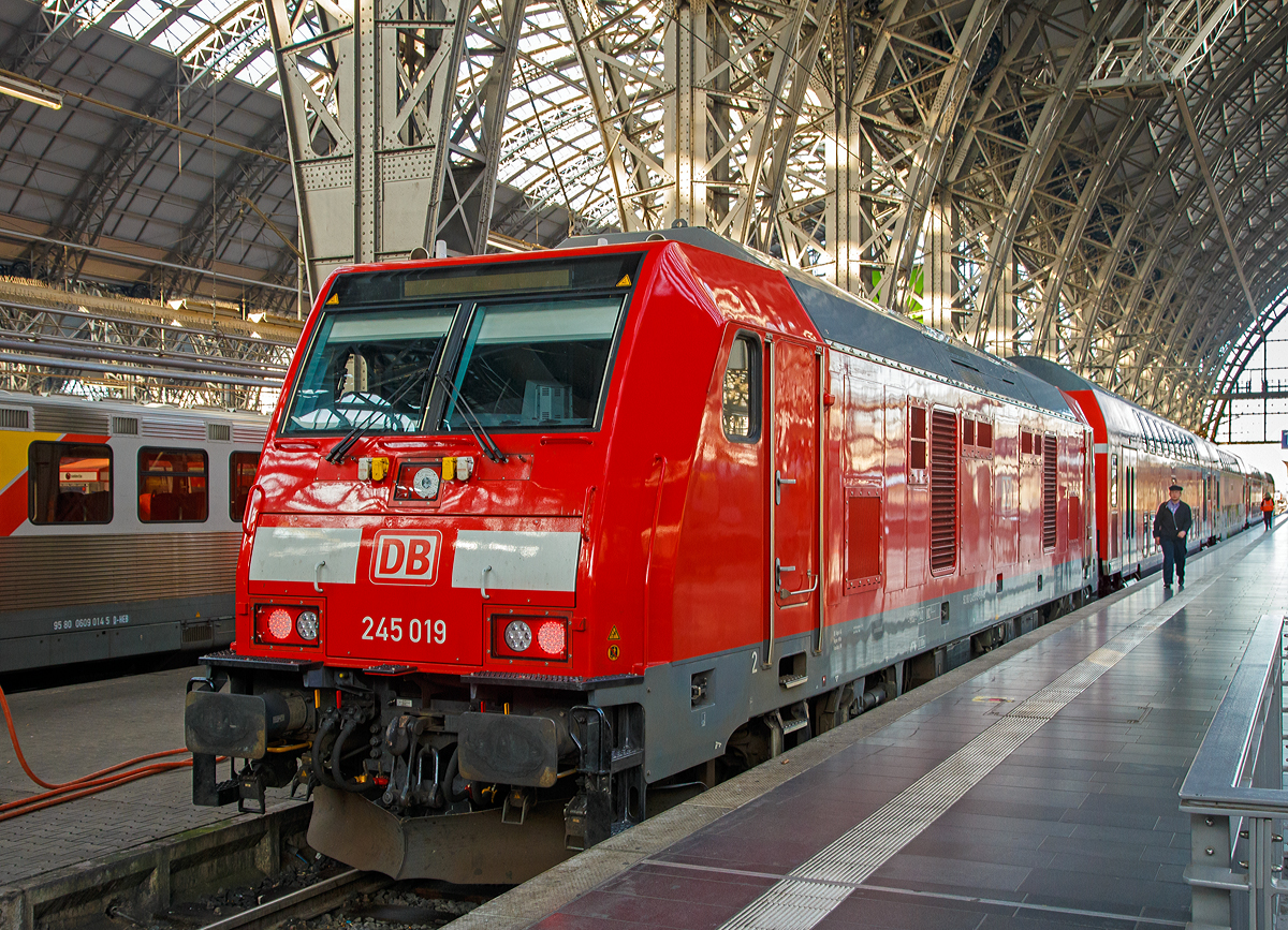 
Die DB Regio 245 019 (92 80 1245 019-5 D-DB) am 01.08.2019 mit einem Regionalzug im Hbf Frankfurt am Main.

Die TRAXX P160 DE ME wurde 2014 von der Bombardier Transportation GmbH in Kassel unter der Fabriknummer 35018 gebaut.

Die Lokomotiven der BR 245, vom Hersteller Bombardier als TRAXX P160 DE ME bezeichnet, sind vierachsige dieselelektrische ( ME ) Lokomotiven der Achsfolge Bo´Bo´ sind vorwiegend für den Personenverkehr, mit einer Höchstgeschwindigkeit bis zu160 km/h( P160 ), vorgesehen. Die Lok verfügen im Gegensatz zur Baureihe 246 (TRAXX P160 DE) nicht über einen Großdieselmotor, sondern über vier kleine Dieselmotoren und Generatoren ( ME  = Multi Engine). Die bei verschiedenen industriellen Anwendungen bereits eingesetzten, vier Dieselmotoren vom Typ CAT C18 ACERT besitzen eine Nennleistung von jeweils 563 kW (765 PS). Diese werden kostengünstig in großen Stückzahlen gefertigt und erfüllten bereits die EU-Abgasnorm der Stufe IIIB ohne aufwändige Nachentwicklungen.Durch das elektronisch gesteuerte Zu- und Abschalten einzelner Motoren im Betrieb soll Kraftstoff gespart, sowie eine gleichmäßige Abnutzung erreicht werden. Bei der ersten Serie der für die DB gelieferten Lokomotiven (245 001–020) wird das Abschalten einzelner Dieselmotoren betrieblich nicht benötigt, stattdessen wurde das Motor-Management verändert.

Über 70 Prozent der Bauteile sollen aus dem bestehenden Traxx-Programm stammen. Auch der Lokomotivkasten ist aus der Traxx-Familie abgeleitet. Die DB wählte die TRAXX P160 DE ME als Nachfolgemuster für die Baureihe 218 und schloss 2011 einen Rahmenvertrag mit BOMBARDIER über die Beschaffung von 200 Loks, die als Baureihe 245 geführt wurden, ab.

Als weiterer Vorteil gelten die leichte Austauschbarkeit der Motor-Generator-Einheiten sowie die hohe Ausfallsicherheit der Loks. Dabei wurde jeder Motor mit einem permanent erregten Generator in einem  Power Pack  zusammengefasst, das sich als komplette Einheit austauschen lässt. Auf jeder Fahrzeugseite sind zwei Power Packs angeordnet, der gesamte Maschinenraum ist von einem Mittelgang längs durchzogen.

TECHNISCHE DATEN der BR 245 DB Regio-Version:
Hersteller: Bombardier Transportation
Baujahre: ab 2012
Spurweite: 1.435 mm
Achsfolge: Bo´Bo´
Länge über Puffer: 18.900 mm
Drehzapfenabstand: 10.440 mm (virtuell)
Achsabstand im Drehgestell: 2.600 mm
Treibraddurchmesser: 1.250 mm (neu) / 1.170 mm (abgenutzt)
Breite: 2.977 mm
Höhe: 4.256 mm
Gewicht: 81 t (DB Version)
Radsatzlast: 21 t
Maximale Geschwindigkeit: 160 km/h
Anfahrzugkraft: 300 kN
Bremskraft: 150 kN
Kraftübertragung: dieselelektrisch
Leistung: 4 x 563 kW (765 PS) = 2.252 kW (3.062 PS)
Dieselmotore: 4 x 6-Zylinder Caterpillar CAT C18 ACERT
Tank: 2.700 l (bei DB Regio), DB SyltShuttle 4.230 l
Antrieb: Tatzlagerantrieb
Bauart der Bremsen: Druckluftbremse, Feststellbremse, Dynamische Bremse
