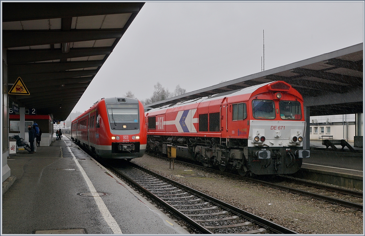 Die DE 671 (UIC 92 80 1266 071-0 D-RHC) rangiert in Kempten, während ein VT auf die Weiterfahrt wartet. 

15. März 2019