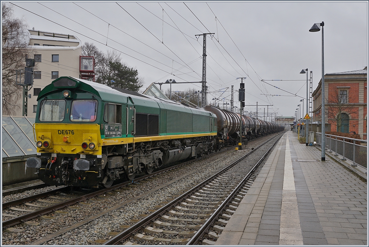 Die DE 676 (UIC 92 80 1266 004-1 D-RHC) wartet mit ihrem Kesselwagenblockzug Memmingen auf die Weiterfahrt.

15. März 2019

