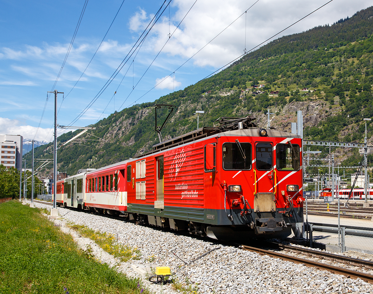 
Die Deh 4/4 II - 95   Andermatt   der Matterhorn-Gotthard-Bahn (MGB), ex FO 95, zieht am 20.06.2016 einen Regionalzug von Brig in Richtung Gschenen.

Der Gepcktriebwagen wurde 1984 von SLM (mechanischer Teil, Lokomotivkasten) und BBC (elektrische Ausrstung) gebaut.

Der Deh 4/4 II ist ein schmalspuriger Gepcktriebwagen der Matterhorn-Gotthard-Bahn (MGB) fr Adhsions- und Zahnradbetrieb.

Weil die Furka-Oberalp-Bahn (FO) mit den Deh 4/4 I gute Erfahrungen gemacht hatte, beschaffte sie die Deh 4/4 II als Nachfolger. Im Zuge des Zusammenschlusses der FO mit der BVZ kamen sie zur neuen Gesellschaft Matterhorn-Gotthard-Bahn, wo sie nur noch als Deh 4/4 bezeichnet und, wenn ntig, anhand der Seriennummern 2.., 5.. und 9.. unterschieden werden.

Technische Daten:
Spurweite: 1.000 mm
Achsformel: Bo’Bo’
Lnge ber Puffer: 15.500 mm
Drehzapfenabstand: 8.800 mm
Achsabstand im Drehgestell: 2.790 mm
Grte Breite: 2.683 mm
Grte Hhe (bei abgesenkten Stromabnehmer): 3.880 mm
Leergewicht: 49,5 t (davon Mechanischer Teil 28 ,5 t)
Dienstgewicht: 51,0 t
Maximale Zuladung: 1,5 t
Hchstgeschwindigkeit: Adhsion 60 km/h / Zahnstange 30 km/h
Stundenleistung: 1.032 kW
Dauerleistung: 936 kW
Stundenzugkraft am Rad: 117,2 kN
Dauerzugkraft am Rad: 101,2 kN
Maximale Zugkraft am Rad: 247,2 kN
Stromsystem: 11 kV 16,7 Hz AC
Anzahl der Fahrmotoren: 4


Die ehemaligen Deh 4/4 I und II der FO werden im Einsatz nicht unterschieden. Sie werden hauptschlich zusammen mit zwei Mittelwagen und einem Steuerwagen als fest gekuppelte Pendelzge eingesetzt. Zwischen Disentis und Andermatt (Oberalp, 110‰) kann ein und zwischen Visp und Andermatt (Goms, 90‰) knnen zwei, im Sommer drei Verstrkungswagen angehngt werden. Zwischen Andermatt und Gschenen (Schllenenschlucht, 179‰) sind keine Verstrkungswagen mglich. Die Pendelzge sind innerhalb der Komposition mit der automatischen +GF+-Kupplung (GFN) verbunden. Fr andere Verwendungen mssen die Kupplungen getauscht werden. Mindestens ein Triebwagen, frher waren dies meist Nr. 95 oder 96, dient als Ersatzfahrzeug fr die brigen Deh und wird auch allein fr berfuhren eingesetzt. Frher wurden auch Gterzge nach Gschenen gefhrt.

