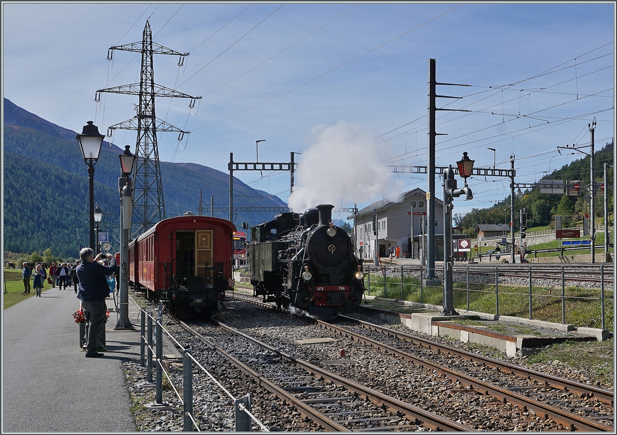 Die DFB HG 4/4 704 ist mit ihrem Dampfzug in Oberwald eingetroffen und rangiert nun für die Rückfahrt. 

30. Sept. 2021