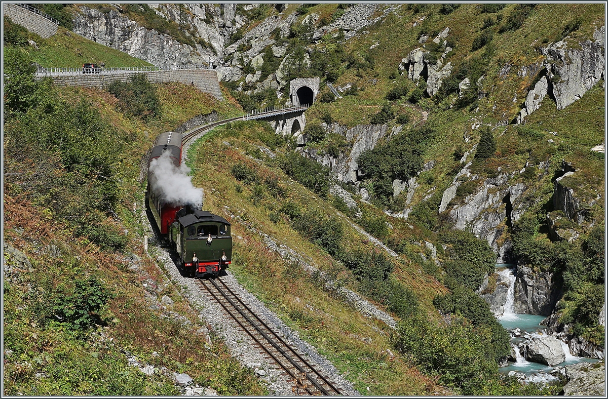 Die DFB HG 4/4 704 fährt der jungen Rhone entlang ihrem Ziel Oberwald entgegen. 

30. Sept. 2021