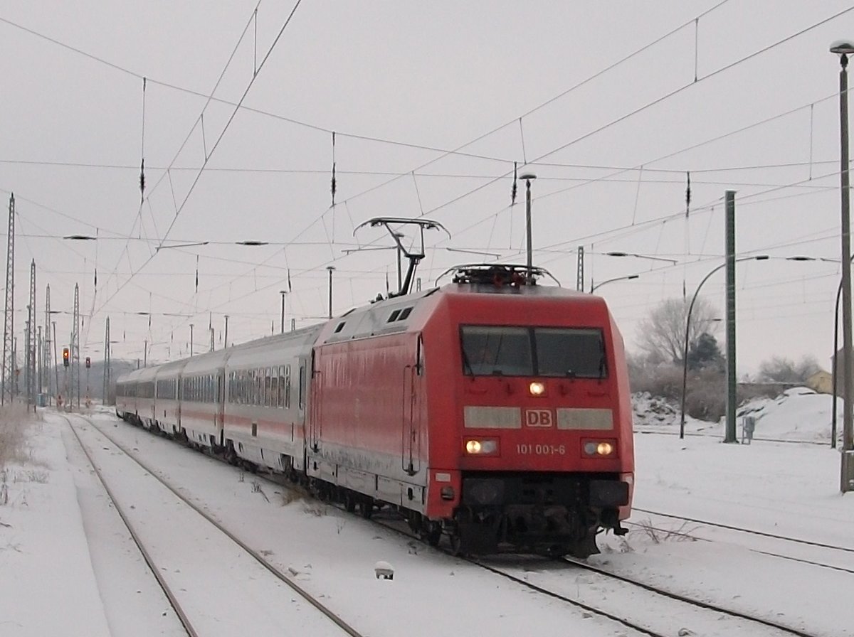 Die dienst�lteste 101 im Wintereinsatz bei der Durchfahrt durch Bergen/R�gen.