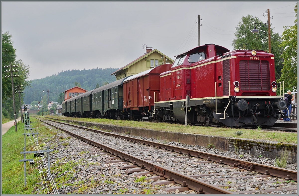 Die Diesellok 211 041-9 (92 80 1211 041-9 D-NeSA) mit einem stimmigen Zug aus Umbauwagen wartet als  Morgenzug  im Bahnhof Zollhaus Blumberg auf die Abfahrt. 

27. August 2022