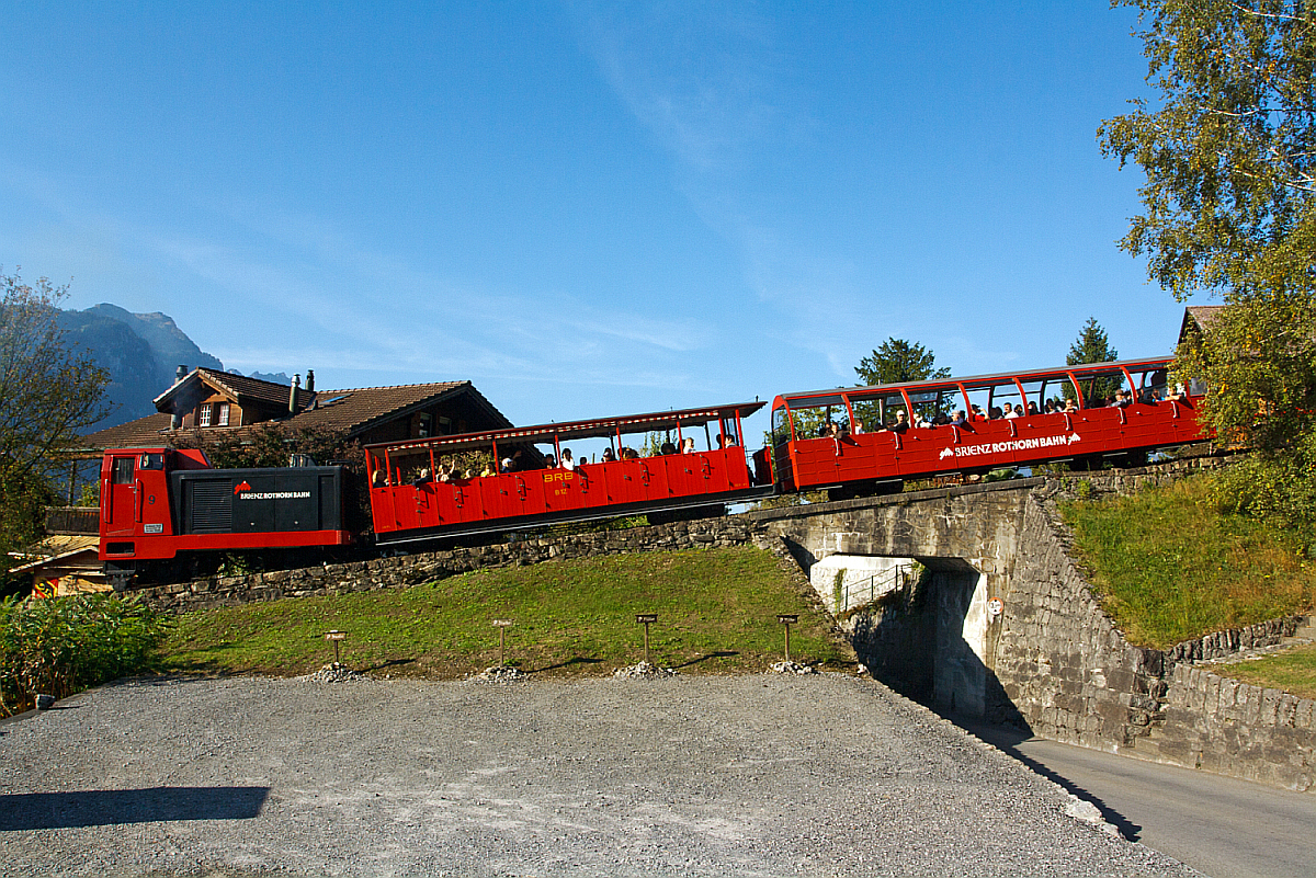 Die Diesellok BRB 9 schieb den Zug am 01.10.2011 von Brienz zum Brienzer Rothorn hinauf.