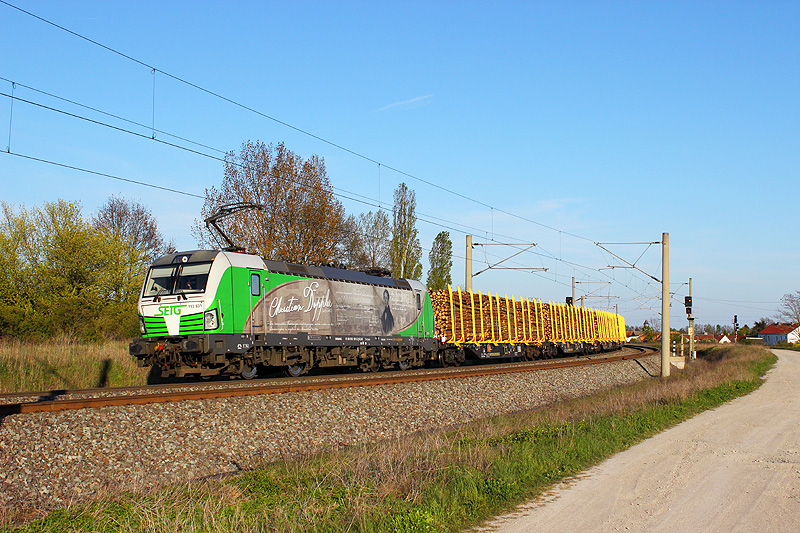 Die  Doppler  193 831 der SETG musste wegen der Bauarbeiten nördlich von Wittenberge mit ihrem Holzzug aus Rostock Bramow über den Berliner Aussenring und Stendal nach Borstel fahren, 30.04.2017.