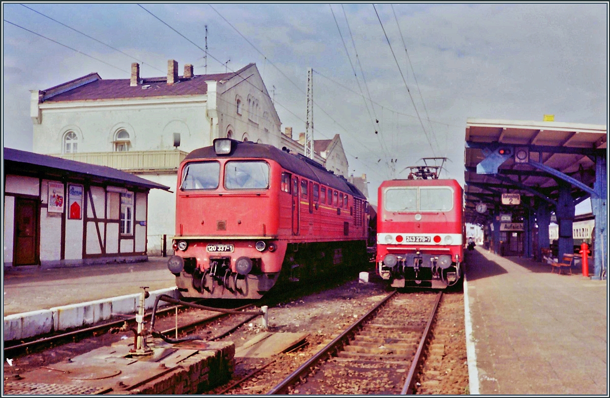 Die DR 120.337-1 und 243 279-7 warten in Güstrow auf die Abfahrt. 

Analogbild vom September 1990