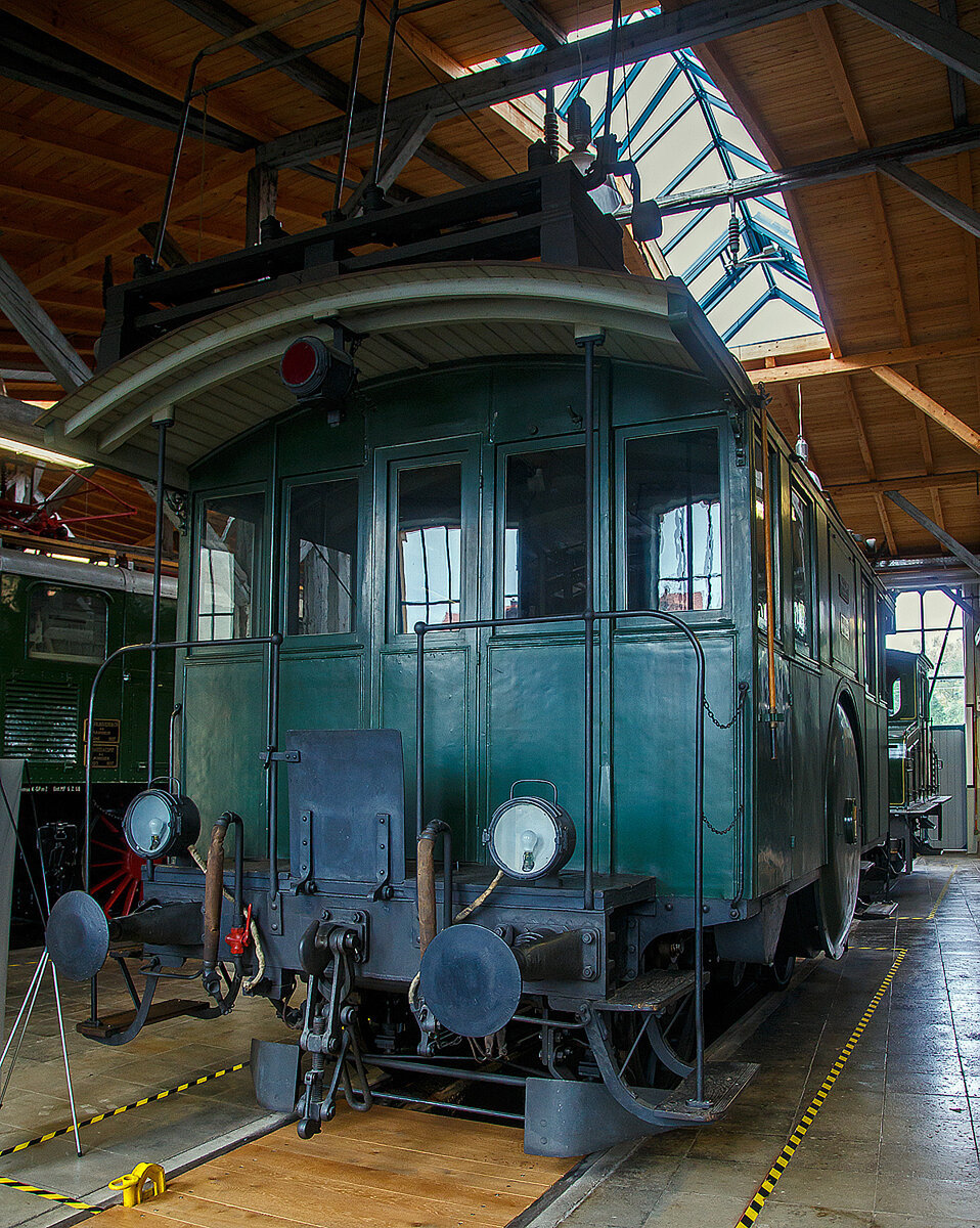 Die Drehstrom- Elektrolokomotive ex BTB De 2/2 Nr.1, ex BTB F 2/2 Nr. 1 (1902 – 1922), ex BTB E2E Nr. 1 (bis 1902), am 11.09.2022 in der Lokwelt Freilassing. Die Lok ist Eigentum des Deutschen Museums - Verkehrszentrum in Mnchen und eine Leihgabe die Lokwelt Freilassing

Dem Gterverkehr der Burgdorf-Thun-Bahn (BTB) dienten zwei Lokomotiven vom Typ F 2/2. Bis 1902 wurden sie als E2E bezeichnet, ab 1922 als De 2/2. Diese beiden ersten in der Schweiz, im Jahr 1899, gebauten elektrischen Lokomotiven (De 2/2 Nr.1 und  2) waren eine gemeinsame Konstruktion der Schweizerischen Lokomotiv- und Maschinenfabrik (SLM) in Winterthur fr den mechanischen Teil und der Brown, Boveri & Cie. (BBC) fr die elektrische Ausrstung. 

Der noch nicht ausgereifte Einphasen-Wechselstrom-Betrieb konnte zur damaligen Zeit noch nicht eingesetzt werden. Deshalb beschaffte die Schweizer Burgdorf-Thun-Bahn (BTB) zunchst fr den reinen Gterzugbetrieb zwei dieser mit Drehstrom (Dreiphasenwechselstrom) angetriebenen Lokomotiven. Das Drehstrom-System konnte nur in einem bestimmten Geschwindigkeitsbereich effektiv arbeiten, so dass ein mechanisches Schaltgetriebe fr zwei maximale Geschwindigkeiten notwendig war, nmlich fr 18 und 36 km/h.

Ab 1933 wurde der Drehstrombetrieb auf dieser Strecke eingestellt und die beiden Lokomotiven ausgemustert. Die beiden Lokomotiven sind als weltweit erste Drehstromlokomotiven fr den Vollbahnbetrieb erhalten geblieben. Die Nr. 1 befindet in der Lokwelt Freilassing, die Nr. 2 befindet sich im Verkehrshaus der Schweiz in Luzern.

Die beiden Motoren wiesen eine Leistung von je 150 PS (110 kW) auf. Das nur im Stillstand umschaltbare Getriebe ermglichte zwei Geschwindigkeiten, Die eine bis 18 km/h lie auf der grten Steigung von 25 ‰ eine Anhngelast von 100 Tonnen zu, die andere bis 36 km/h noch die Hlfte. Wobei die zulssige Hchstgeschwindigkeit betrug 50 km/h, so wurde in den spteren Betriebsjahren in Gefllen stromlos gefahren, um diese zu erreichen. Dank der hheren Geschwindigkeit htten die Lokomotiven ntigenfalls auch im Personenverkehr Verwendung finden knnen.

Die beiden 19-poligen Triebmotoren sind beidseits auf einer auf einem Hilfsgestell gelagerten gemeinsamen Welle montiert. ber ein Vorgelege wurde das Drehmoment mittels Kuppelstangen auf die beiden Achsen bertragen. Zum Anfahren war ein fr beide Motoren gemeinsamer Widerstand vorhanden, der mit dem in jedem Fhrerstand vorhandenen Kontroller allmhlich ausgeschaltet wurde. Beleuchtung, Heizung und Hilfsbetriebe wurden mit einer Spannung von 100 Volt betrieben. Die Lokomotiven weisen an beiden Enden offene Plattformen auf. Die vier Schleifbgel auf dem Dach legten sich selbstttig beim Wechsel der Fahrtrichtung nach hinten um. Zum Abbgeln mussten die an den Bgeln angebrachten kurzen Zugseile vom Boden aus mit hlzernen Stangen heruntergezogen und in Arretierhaken eingehngt werden.

TECHNISCHE DATEN:
Baujahr: 1899, Ausmusterung1930
Spurweite: 1.435 mm (Normalspur)
Achsfolge: B
Lnge ber Puffer: 7.800  mm
Achsabstand: 3.140 mm
Treibraddurchmesser:  1.230 mm
Dienstgewicht: 29.600 kg
Hchstgeschwindigkeit: 18 km/h / 36 km/h (stromlos bergab 50 km/h)
Stundenleistung: 300 PS (220 kW)
Stundenzugkraft: 4.400 daN
Stromsystem: 750 V, 40 Hz ∆
Anzahl der Fahrmotoren: 2
bersetzungsstufen: 2 (fr 18 / 36 km/h)

Die Burgdorf-Thun-Bahn (BTB) war eine Eisenbahngesellschaft in der Schweiz. Ihre Strecke von Burgdorf ber Konolfingen nach Thun wurde als erste elektrische Vollbahn der Schweiz im Jahr 1899 dem Betrieb bergeben. Heute ist sie Bestandteil der BLS AG