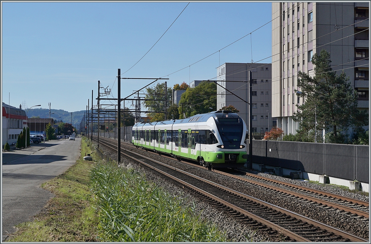 Die durch die baubedingte, mehrmonatige Streckensperre zwischen Neuchâtel und La Chaux de Fond nicht mehr benötigten von der TransN gemieteten SBB RABe 523 verkehren teilweise im Regionalzugverkehr Biel/Biene - Olten. Der RABe 523 074 zwischen Lengnau und Grenchen Süd als Regionalzug nach Olten.

14. Oktober 2021