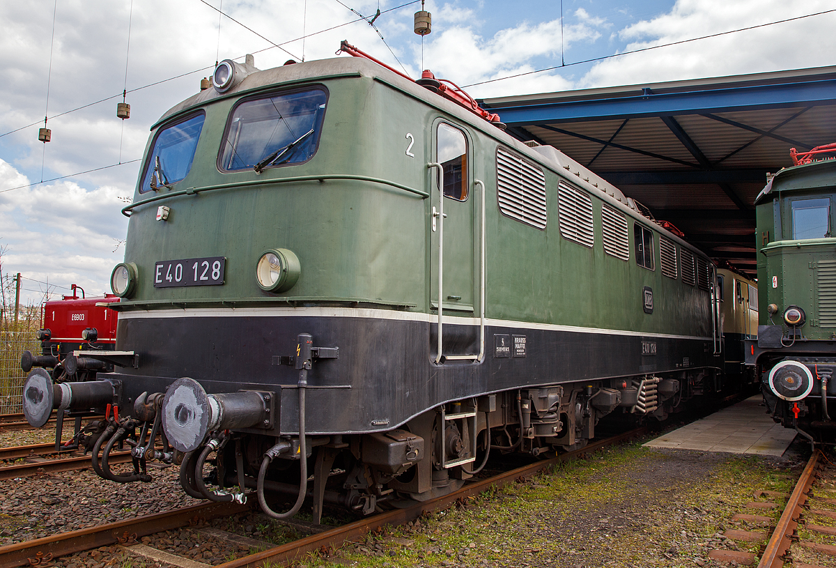 Die E 40 128 bzw. 140 128-0 (91 80 6 140 128-0 D-DB) am 09.04.2016 im DB Museum Koblenz-Lützel. 

Die Lok wurde 1959 von Krauss Maffei unter der Fabriknummer 18539 gebaut, der elektrische Teil ist von den Siemens Schuckertwerke, und an die Deutschen Bundesbahn als E40 128 geliefert.

Die ab dem Jahr 1968 als Baureihe 140 geführten Loks sind technisch gesehen eine E 10.1 ohne elektrische Bremse, jedoch mit geänderter Übersetzung des Getriebes.
Mit 879 Exemplaren ist die E 40 die meistgebaute Type des Einheitselektrolokprogramms der Deutschen Bundesbahn. Ihre zulässige Höchstgeschwindigkeit betrug am Anfang entsprechend ihrem vorgesehenen Einsatzgebiet im mittelschweren Güterzugdienst 100 km/h, diese wurde im Juni 1969 jedoch auf 110 km/h erhöht, um die Züge zu beschleunigen und die Loks auch besser im Personen-Berufsverkehr einsetzen zu können.

TECHNISCHE DATEN:
Spurweite: 1.435 mm
Achsanordnung: Bo´Bo´
Länge über Puffer: 16.440 mm
Drehzapfenabstand: 7.900 mm
Achsstand in den Drehgestellen: 3.400 mm
Gesamtachsstand: 11.300 mm
Treibrad-Durchmesser: 1.250 mm
Dienstgewicht:  86t
Achslast: 21,5t
Zulässige Höchstgeschwindigkeit: 110 Km/h
Stromsystem: Einphasen-Wechselstrom 15 000 V, 16 ²/³ Hz
Nennleistung: 3.700 kW (5.032 PS)
Zugkraft: 336 kN
Nennleistung Trafo: 4040 kVA
Anzahl Fahrstufen:  28
Anzahl Fahrmotoren:  4
Fahrmotor-Typ: SSW WB 372

Beschaffungskosten:  ca. 1.226.000 DM

Wie alle Lokomotiven des Einheitslokomotivprogramms hatte die Baureihe E 40 als geschweißte Kasten-Konstruktionen mit Drehzapfen ausgeführte Drehgestelle und geschweißte Kastenaufbauten mit Lüftergittern. Die ebenfalls geschweißten Lokkästen unterscheiden sich im Wesentlichen nur durch ihre Länge und die Anordnung von Seitenfenstern und Lüftergittern von den anderen Einheitslokbaureihen. Der Rahmen stützt sich über Schraubenfedern und Gummielemente auf die Drehgestelle ab. Als Bremse wird eine indirekt wirkende Druckluftbremse Bauart Knorr und zum Rangieren eine direkt wirkende Zusatzbremse verwendet. Die Bremsklötze der E 40 sind im Vergleich zu denen der E 10 kleiner ausgeführt.

Die Fahrmotoren sind 14-polige Motoren vom Typ WB 372, wie sie später auch bei den Baureihen 111 und 151 weiterverwendet wurden. Wie bei allen Loks des Einheitslokprogramms wurde der Gummiringfeder-Antrieb der Siemens-Schuckertwerke (SSW) eingesetzt, der sich bei den ersten E 10.0 überdurchschnittlich gut bewährt hatte.

Auf dem Dach befinden sich die Scheren-Stromabnehmer Bauart DBS 54a, daran schließen sich die obligatorischen Dachtrenner, der Druckluft-Hauptschalter und Oberspannungswandler zur Überwachung der Spannung des Fahrdrahts an. Die Transformatoren sind Dreischenkel-Trafos mit Ölkühlung, an denen das Schaltwerk mit 28 Fahrstufen angeschlossen ist. Die Steuerung ist als Nachlaufsteuerung ausgelegt, bei der der Lokführer die Fahrstufe vorwählt und das Schaltwerk die gewählte Stellung selbsttätig anläuft. Im Notbetrieb ist eine Handsteuerung über eine Kurbel, oder ab 140 757, mit einer Auf/Ab-Flippersteuerung möglich