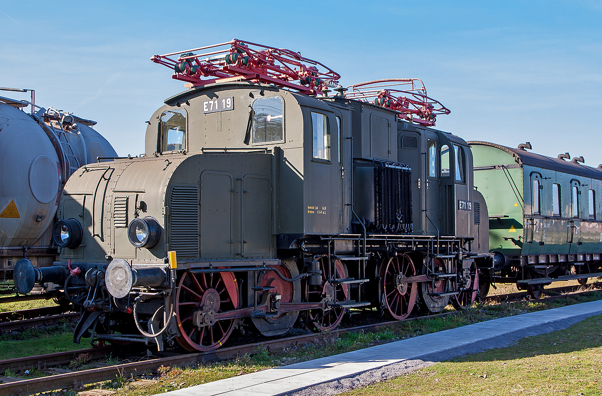 Die E 71 19, ex preuische EG 519 Halle, am 09.03.2014 im DB Museum Koblenz-Ltzel.
Die E 71 19 wurde 1921 von der Allgemeine Elektricitts-Gesellschaft (AEG) unter der Fabriknummer.  1583 gebaut und als „EG 519 Halle“ an die Preuischen Staatsbahn geliefert.
Die zweimotorigen Elektrolokomotiven EG 511 bis EG 537 der Preuischen Staatsbahn waren fr den Gterzugdienst konzipiert. Sie zhlen zu den ersten in Deutschland eingesetzten E-Loks, die noch bis 1958 ihren Dienst erfllten und wegen ihres Aussehens den Spitznamen Krokodil bekamen. In Baden bzw. im alemannischen Dialekt wurde sie auch „Glettiise“ (Bgeleisen) genannt. Die Lokomotiven wurden 1920 in den Bestand der Deutschen Reichsbahn bernommen und erhielten 1926 die Baureihenbezeichnung E 71.1.
Die Konstruktion der Lokomotiven bestand grundlegend aus zwei Triebdrehgestellen mit halbhoch gelagerten Fahrmotoren. Beide Triebdrehgestelle sind mittels einer Kupplung beweglich miteinander verbunden. Die Kraftbertragung von den Fahrmotoren auf die Achsen erfolgte durch ein Getriebe und durch Kuppelstangen. Maschinenraum und die beiden Fhrerstnde ruhten gemeinsam auf einem Brckenrahmen. Die Khlung des Transformators wurde durch Transformatorenl in einem geschlossenen Kreislauf realisiert. Beide dafr notwendigen lkhler waren unverkleidet auf beiden Seiten des Maschinenraums angebracht. Vom Aussehen erinnern diese stark an Lamellenheizkrper einer Zentralheizung.

Technische Daten:
Nummerierung:  bei Ablieferung: pr. EG 511 – EG 537
E 71 11 – E 71 37 (DR/DB)
Insgesamt gebaut:  27 als EG 511 – EG 537
Hersteller:  AEG
Baujahre:  1914 bis 1921
Ausmusterung:  1930 bis 1959
Achsformel:  B'B'
Spurweite:  1.435 mm (Normalspur)
Lnge ber Puffer:  11.600 mm
Dienstmasse:  64,9 t
Hchstgeschwindigkeit:  50 km/h (Urausfhrung), 65 km/h (nach Umbau 1931/1932)
Stundenleistung:  780 kW
Dauerleistung:  590 kW
Treibraddurchmesser:  1.350 mm
Stromsystem:  15 kV 16 2/3 Hz AC
Anzahl der Fahrmotoren:  2
Antrieb:  Treibstangen