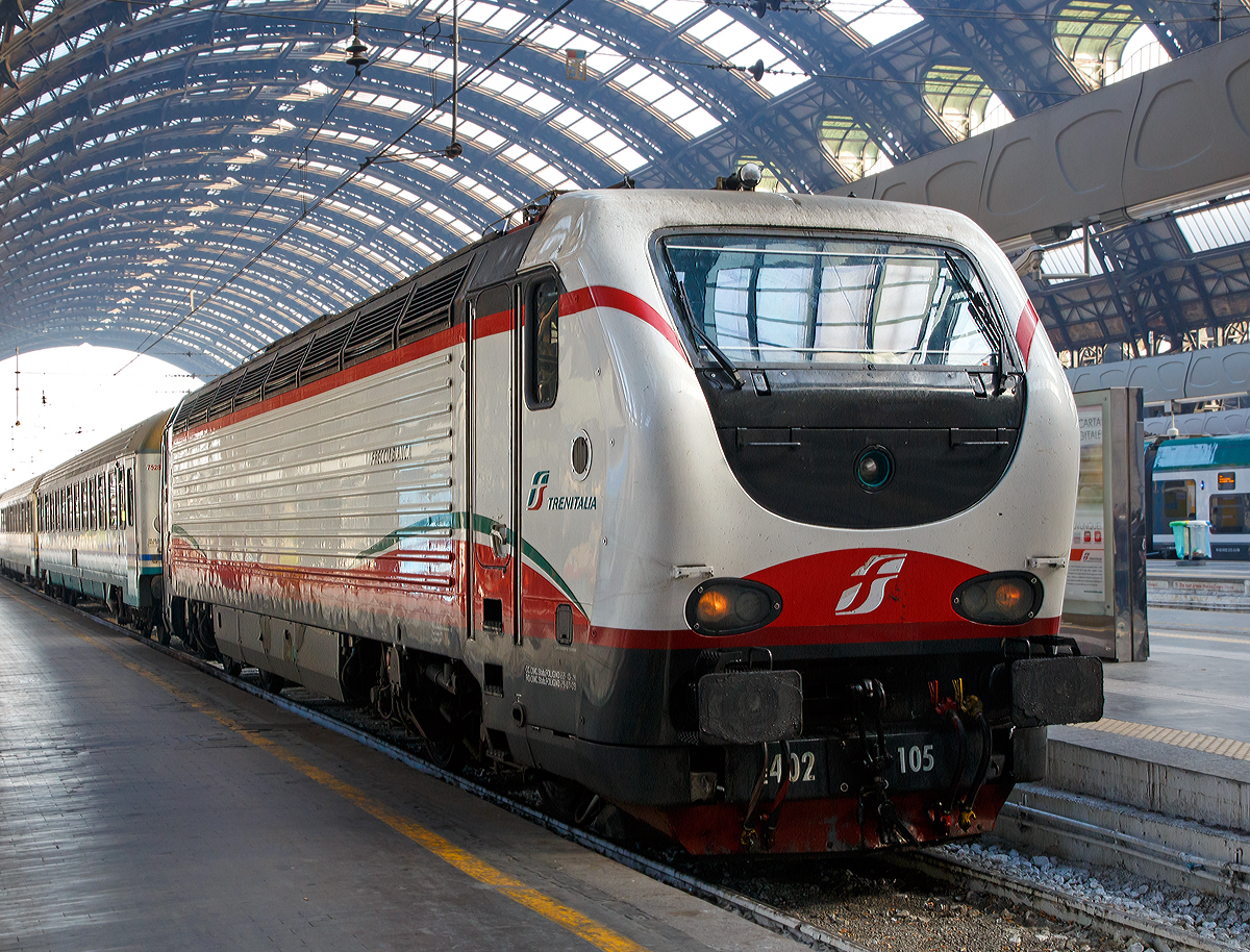 
Die E.402.105 (91 83 2402 105-7 I-TI) der Trenitalia (in Frecciabianca-Lackierung) mit einem IC am 29.12.2015 im Bahnhof Milano Centrale (Mailand Zentral).

Die FS E.402B ist eine Weiterentwicklung der E.402A, verfügt jedoch gegenüber ihrem Vorgängermodell zum Beispiel über ein höheres Gewicht sowie einen neu gestalteten und futuristischeren Wagenkasten. Die Höchstgeschwindigkeit ist jedoch mit 200 km/h etwas geringer als bei der E.402A (mit 220 km/h). Von den Lok wurden 80 Stück zwischen 1997 und 2000 von AnsaldoBreda und Sofer gebaut.

Die Baureihe E.402B ist eine Mehrstromlokomotive, sie kann unter 3000 V Gleichstromspannung, dem hauptsächlichen italienischen Bahnnetz, aber auch auf den italienischen Schnellfahrstrecken mit 25 kV, 50 Hz Wechselstrom fahren. Fernerhin kann sie unter 1500 V Gleichstrom betrieben werden, dann hat sie aber nur die halbe Leistung. 

Die Lok ist eine vollelektronische Chopperlokomotive, das heißt, wenn die Lokomotiven unter 3000 V DC fährt, wird der Strom mit Hilfe eines Zerhackers in Wechselstrom umändern, der dann schließlich die Motoren antreibt. 

Technische Daten:
Spurweite: 	1435 mm (Normalspur)
Achsformel: Bo'Bo'
Länge: 19.420 mm
Drehzapfenabstand: 10.450 mm
Fester Radstand: 2.850 mm
Dienstgewicht: 89 t
Höchstgeschwindigkeit: 200 km/h
Stundenleistung: 6.000 kW
Dauerleistung: 5.600 kW
Anfahrzugkraft: 280 kN
Treibraddurchmesser: 	1.250 mm
Stromsysteme: 3000 V DC, 25 kV - 50 Hz AC und 1500 V DC (bei halber Leistung)

