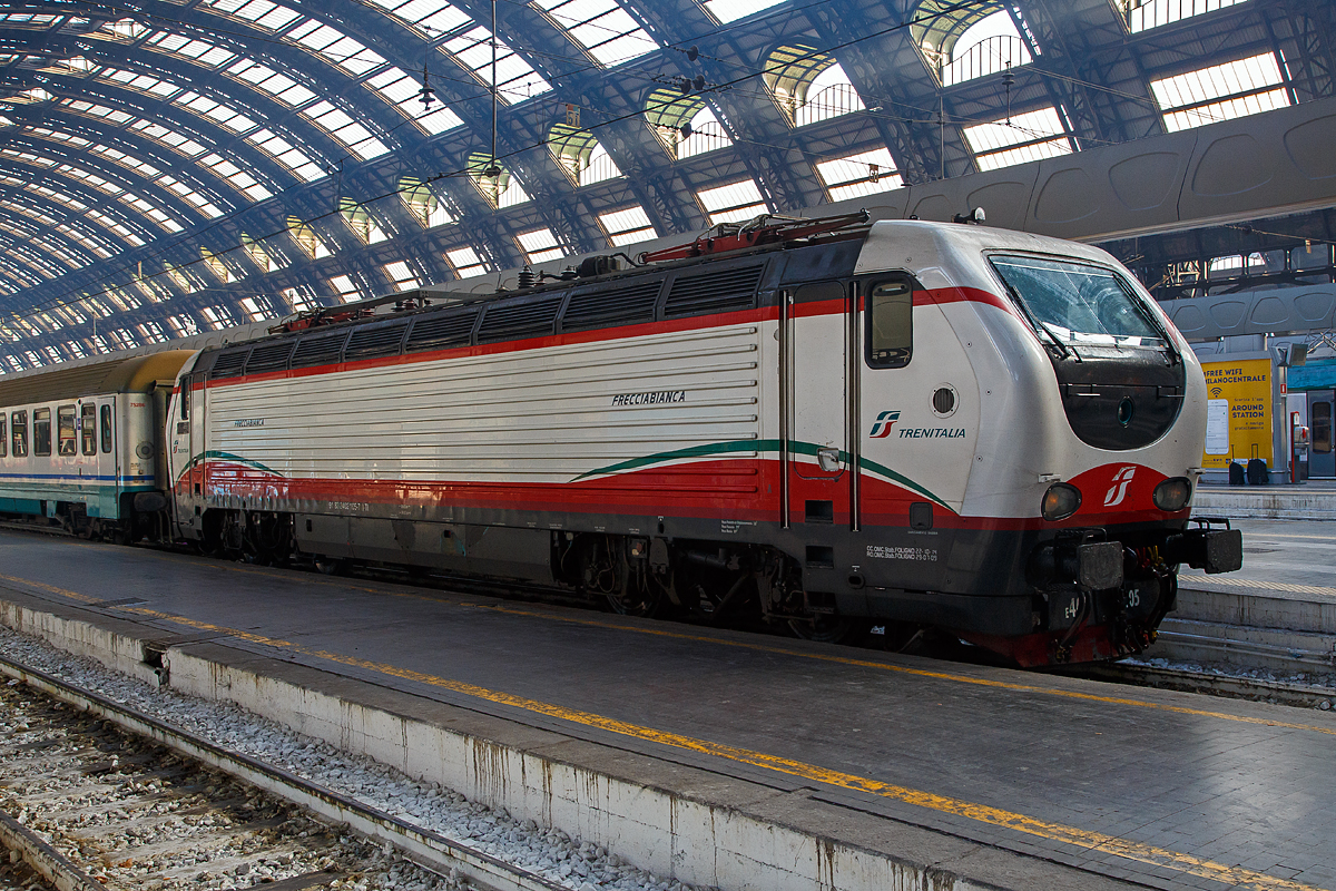 Die E.402.105 (91 83 2402 105-7 I-TI) der Trenitalia (in Frecciabianca-Lackierung) mit einem IC am 29.12.2015 im Bahnhof Milano Centrale (Mailand Zentral).

Die FS E.402B ist eine Weiterentwicklung der E.402A, verfügt jedoch gegenüber ihrem Vorgängermodell zum Beispiel über ein höheres Gewicht sowie einen neu gestalteten und futuristischeren Wagenkasten. Die Höchstgeschwindigkeit ist jedoch mit 200 km/h etwas geringer als bei der E.402A (mit 220 km/h). Von den Lok wurden 80 Stück zwischen 1997 und 2000 von AnsaldoBreda und Sofer gebaut.

Die Baureihe E.402B ist eine Mehrstromlokomotive, sie kann unter 3000 V Gleichstromspannung, dem hauptsächlichen italienischen Bahnnetz, aber auch auf den italienischen Schnellfahrstrecken mit 25 kV, 50 Hz Wechselstrom fahren. Fernerhin kann sie unter 1500 V Gleichstrom betrieben werden, dann hat sie aber nur die halbe Leistung. 

Die Lok ist eine vollelektronische Chopperlokomotive, das heißt, wenn die Lokomotiven unter 3000 V DC fährt, wird der Strom mit Hilfe eines Zerhackers in Wechselstrom umändern, der dann schließlich die Motoren antreibt. 

Technische Daten:
Spurweite:  1435 mm (Normalspur)
Achsformel: Bo'Bo'
Länge: 19.420 mm
Drehzapfenabstand: 10.450 mm
Fester Radstand: 2.850 mm
Dienstgewicht: 89 t
Höchstgeschwindigkeit: 200 km/h
Stundenleistung: 6.000 kW
Dauerleistung: 5.600 kW
Anfahrzugkraft: 280 kN
Treibraddurchmesser:  1.250 mm
Stromsysteme: 3000 V DC, 25 kV - 50 Hz AC und 1500 V DC (bei halber Leistung)
