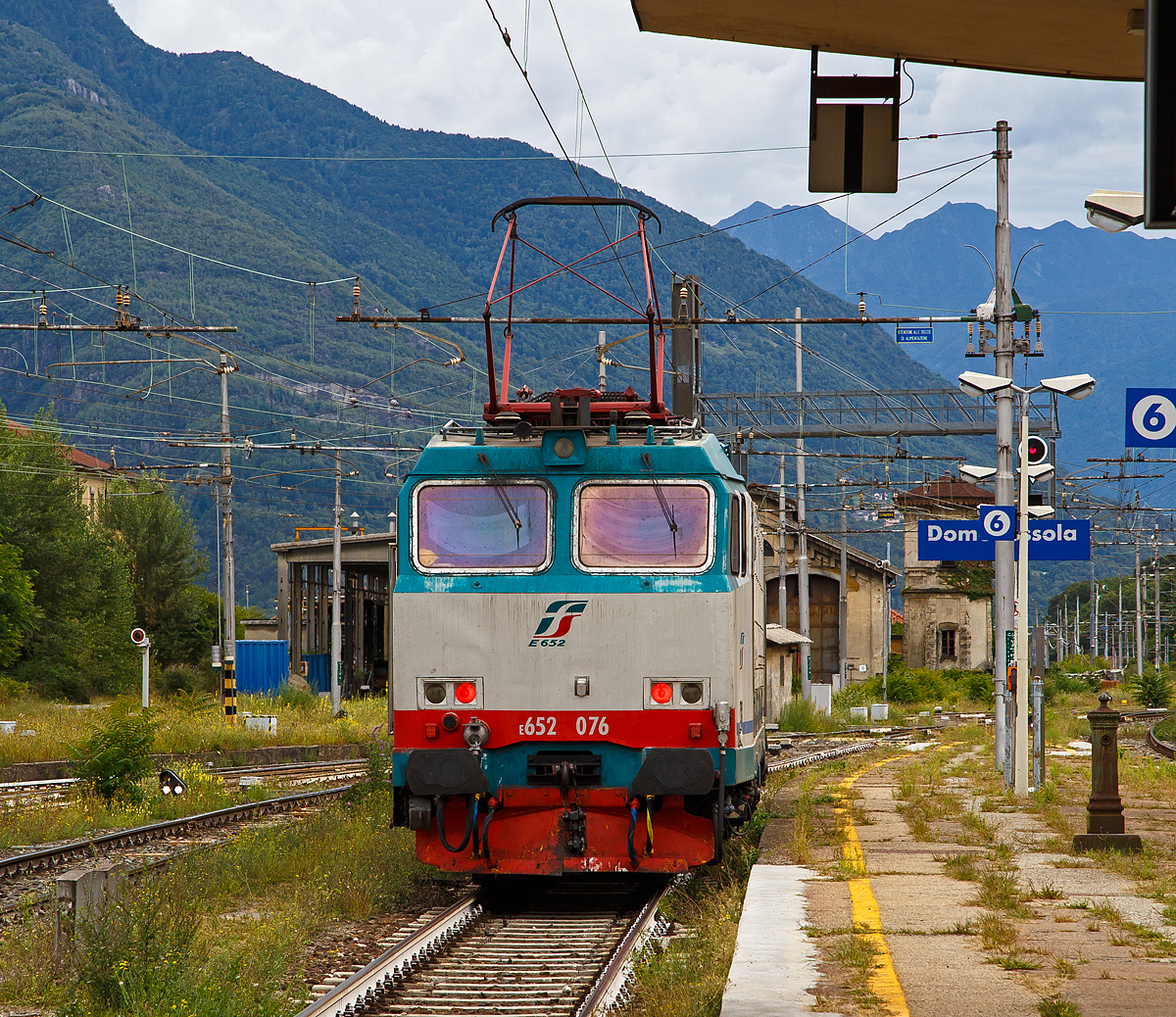 Die E.652 076 (91 83 2652 076-7 I-MIR) der Mercitalia Rail Srl fährt am 15.09.2017 aus dem Güterbereich vom Bahnhof Domodossolain Richtung Süden. Die Mercitalia Rail Srl, eine 100%tige Tochter der Ferrovie dello Stato Italiane (FS, deutsch Italienische Staatseisenbahnen).
