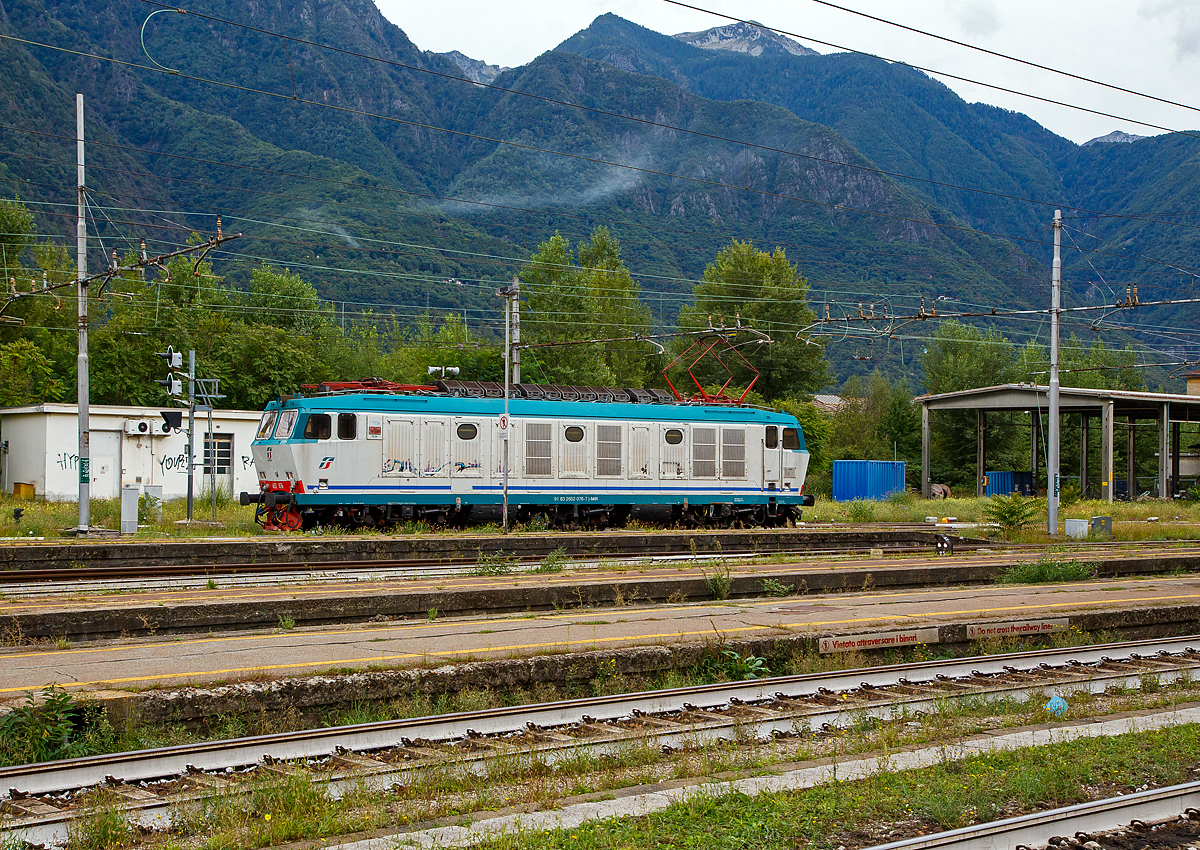 Die E.652 076 (91 83 2652 076-7 I-MIR) der Mercitalia Rail Srl fährt  am 15.09.2017 in den Güterbereich vom Bahnhof Domodossola ein. Die Mercitalia Rail Srl, eine 100%tige Tochter der Ferrovie dello Stato Italiane (FS, deutsch Italienische Staatseisenbahnen).

Die Baureihe E.651 Spitznamen Tigre (deutsch: Tiger) ist eine sechsachsige italienische Elektrolokomotive. Von diesen wurden von 1989 bis 1996 insgesamt 176 Stück gebaut. Die Baureihe E.652 stellt eine Weiterentwicklung der vollelektronischen Chopper-Lokomotiven der Baureihen E.632 und E.633 dar. Im Gegensatz zu den Reihen E.632 und E.633 besitzen die Lokomotiven der Baureihe E.652 ein digitales Steuer- und Diagnosesystem und leistungsfähigere Motoren, die für eine Spannung von bis zu 2200 Volt geeignet sind. Die E.652 verfügt wie die Vorgänger-Baureihe über eine Widerstandsbremse.

Seit April 2014 lässt die Trenitalia Cargo-Abteilung die Lok modifizieren, hauptsächlich wird die Getriebeübersetzung von 36/64 auf 29/64 geändert (wie schon bei dieser). Durch die Änderung wird der Ankerstrom auf 950 A Begrenzt, die Zugleistung bleibt und die Höchstgeschwindigkeit von 160 km/h sinkt auf 120 km/h.

Technische Daten:
Spurweite: 1.435 mm (Normalspur)
Achsformel: B'B'B'
Länge: 17.800 mm
Höhe: 4.362 mm
Breite: 3.000 mm
Drehzapfenabstand: 10.500 mm
Achsabstand im Drehgestell: 2.150 mm
Dienstgewicht: 106 t
Höchstgeschwindigkeit: 120 km/h (ursprünglich 160 km/h)
Übersetzungsverhältnis: 29/64 (ursprünglich 36/64)
Stundenleistung: 5.650 kW
Dauerleistung: 5.100 kW
Anzahl der Motoren: 3
Anfahrzugkraft: 293 kN
Treibraddurchmesser: 1.140 mm
Stromsysteme: 3.000 V DC