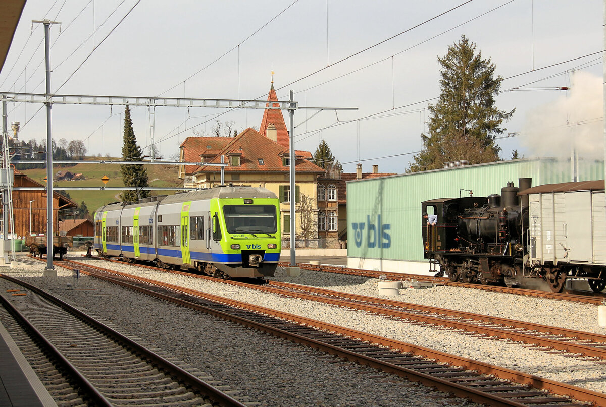 Die ehemalige VHB (Vereinigte Huttwil-Bahnen) / Strecke der ursprnglichen LHB(Langenthal-Huttwil-Bahn) / heute BLS S-Bahn Luzern S6 und S7: Huttwil, am 26.Februar 2017. BLS NINA 525 035, noch im alten (zweiten) Farbschema. Daneben die Original LHB-Dampflok Ed 3/4 11 aus dem Jahr 1908. 
