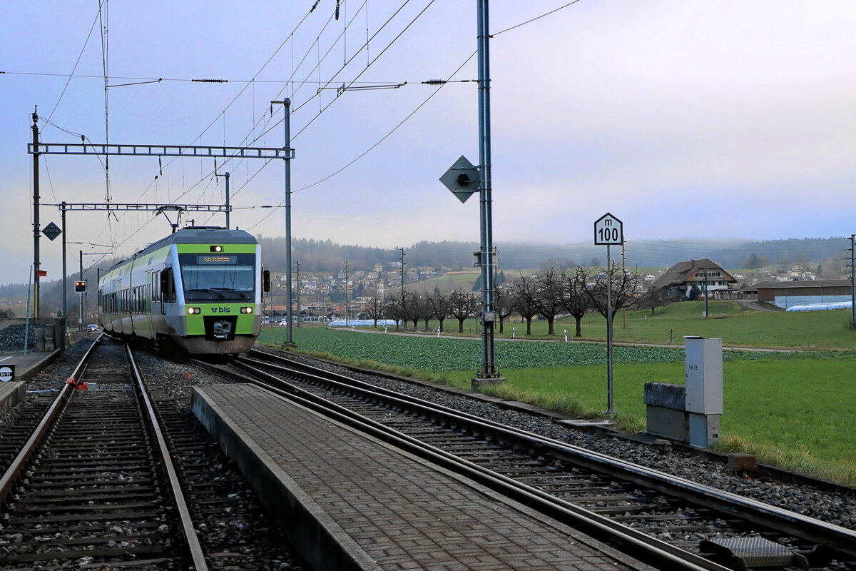 Die ehemalige VHB (Vereinigte Huttwil-Bahnen) / Strecke der ursprünglichen LHB(Langenthal-Huttwil-Bahn) / heute BLS S-Bahn Luzern S6 und S7: Einfahrt des Triebzugs BLS RABe 525 028 in Lindenholz (Halt auf Verlangen). 31.Dezember 2021 