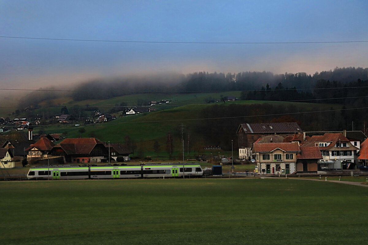 Die ehemalige VHB (Vereinigte Huttwil-Bahnen) / Strecke der ursprünglichen LHB(Langenthal-Huttwil-Bahn) / heute BLS S-Bahn Luzern S6 und S7: Station Lindenholz zwischen Huttwil und Langenthal. BLS NINA 525 028. 31.Dezember 2021 