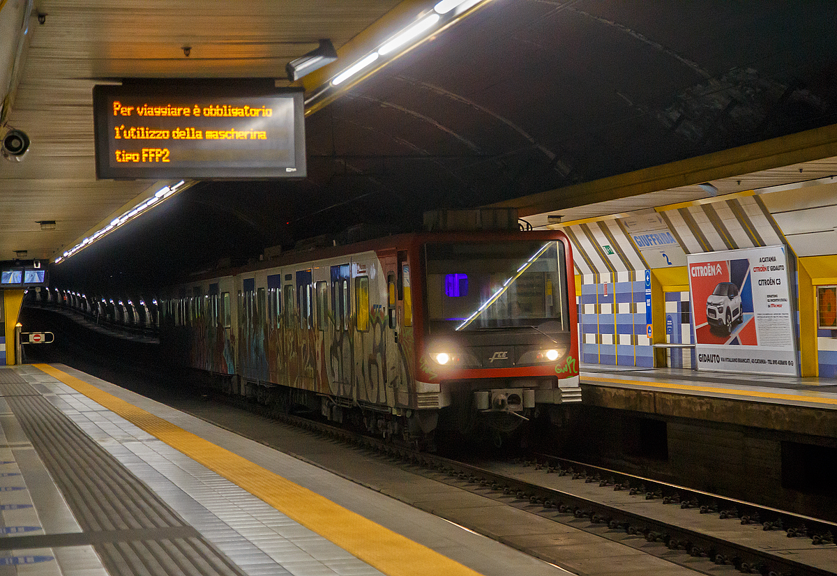 Die ein Elektro-Doppeltriebwagen der FCE vom Typ Firema M.88 (Elettrotreno FCE M.88) erreicht am 20.07.2022 die Station Catania Giuffrida,

Die Metropolitana di Catania ist die U-Bahn der Stadt Catania auf der Insel Sizilien. Betreiber ist die Ferrovia Circumetnea (FCE). Die U-Bahn 
wurde im Juni 1999 zwischen Borgo und Porto als normalspurige Bahn, mit 3 kV DC Oberleitung, eröffnet und ersetzte die mit gleicher Linienführung, allerdings an der Oberfläche verlaufende Strecke der Ferrovia Circumetnea mit einer Spurweite von 950 mm. Reste der ehemaligen Schmalspurbahn finden sich noch in den Straßen Catanias. 

Die Ferrovia Circumetnea betreibt heute sowohl die „Metropolitana“ als auch eine etwa 110 Kilometer lange Eisenbahnlinie in 950 mm Spur, die von Catania aus den Vulkan Ätna umrundet.

Am 20. Dezember 2016 wurde eine weitere Zweigstrecke vom U-Bahnhof Galatea zum neuen Endpunkt Stesicoro an der Via Etnea in Betrieb genommen. Mit der Eröffnung des Neubauabschnitts, der zwei Stationen umfasst, wird erstmals die Innenstadt Catanias durch die Metro erschlossen.Die ursprüngliche Strecke zum Hafen wird weiterhin befahren, der U-Bahnhof Stazione FS am Hauptbahnhof Catania Centrale wurde jedoch geschlossen und durch die neue U-Bahn-Station Giovanni XXIII ersetzt.

Für die Metro Catania 8 dieser Doppeltriebwagen vom Typ M.88 beschafft, die von Firema Trasporti erbaut wurden. Der Fahrgastraum der Züge ist durchgehend mit einer Längsbestuhlung ausgeführt und klimatisiert.

TECHNISCHE DATEN der M.88
Hersteller: Firema
Spurweite: 1.435 mm (Normalspur)
Achsfolge: Bo'Bo'+Bo'Bo'
Länge über Puffer: 39.530 mm
Breite:  2.850 mm
Höhe: 3.390 mm
Drehzapfenabstand: 12.950 mm
Achsabstand im Drehgestell: 2.300 mm
Laufraddurchmesser: 850 mm (neu)
Eigengewicht: 89 t
Leistung 2.400 kW
Höchstgeschwindigkeit: 120 km/h
Stromsystem: 3 kV DC
Platzkapazität:442 (davon 72 Sitzplätze)
