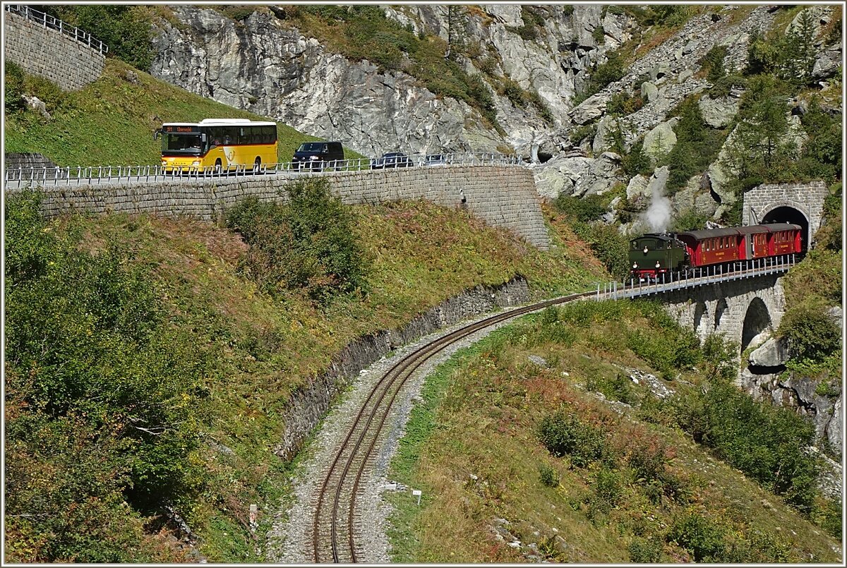 Die einen Fahrgste benutzen den Postbus, die anderen geniessen die Fahrt im Zug mit der Dampflok HG 4/4 704 von Gletsch nach Oberwald
(30.09.2021)