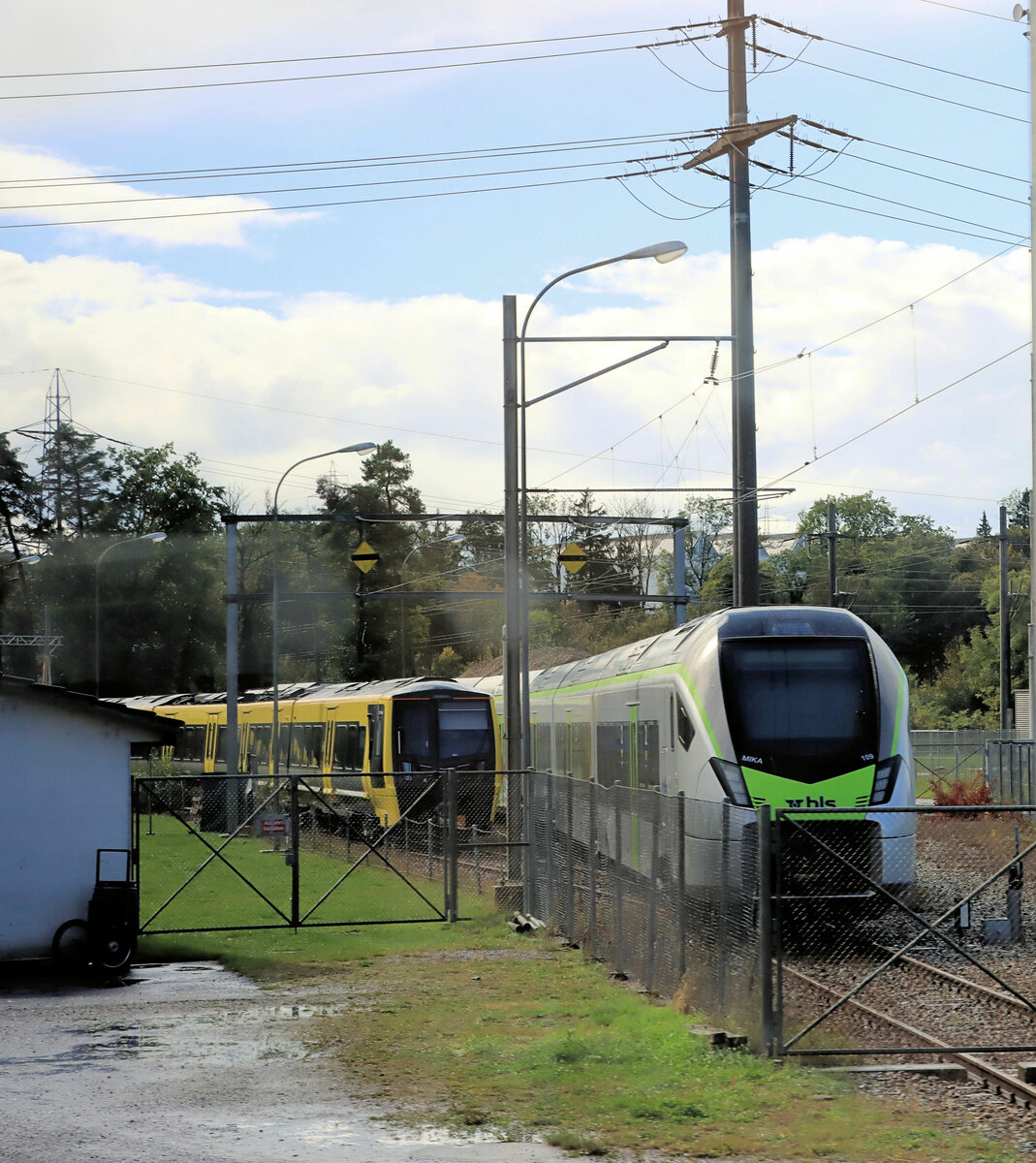 Die einstige MThB-Strecke zwischen Wil und Weinfelden: Zwei Züge, die sich wohl nie wiedersehen werden. Rechts die BLS MIKA 528 109, links ein neuer Zug der englischen Merseytravel für den Raum Liverpool. 6.Oktober 2021, beim Abstieg von Bussnang nach Weinfelden.  (leider durch Regentropfen an der Scheibe nicht ganz klar)