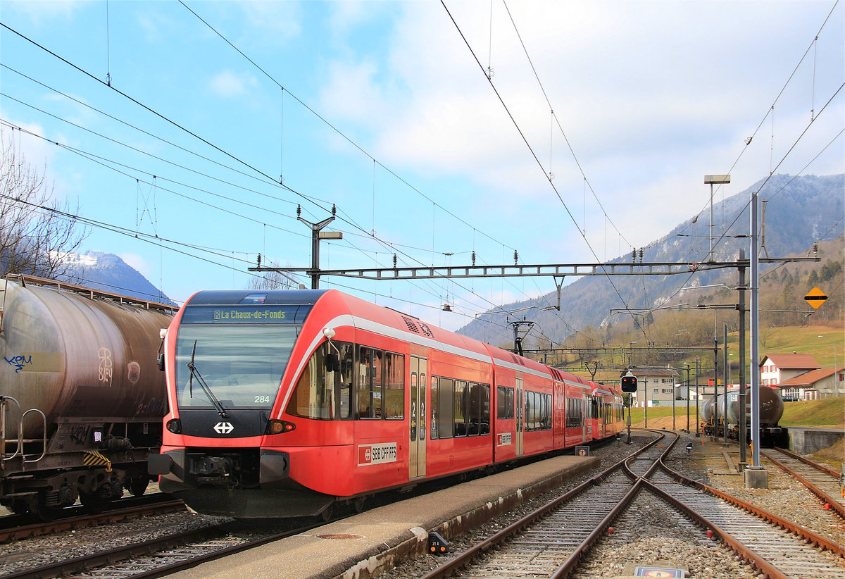 Die Eisenbahn im Vallon de St.Imier (Kanton Bern): Bis zur Ankunft der Domino-Züge wurde die Strecke durchs Vallon de St.Imier mit GTW befahren, noch in ihrer roten Lackierung aus der Zeit, wo sie dem RM gehörten. Heute sind vereinzelt immernoch GTW zu sehen, jetzt aber in den Farben der nordost-schweizerischen Thurbo, der sie seit 2018 gehören. Ausfahrt der Züge 526 260 + 526 284 aus Reuchentte-Péry Richtung La Chaux-de-Fonds, 19.Februar 2018 