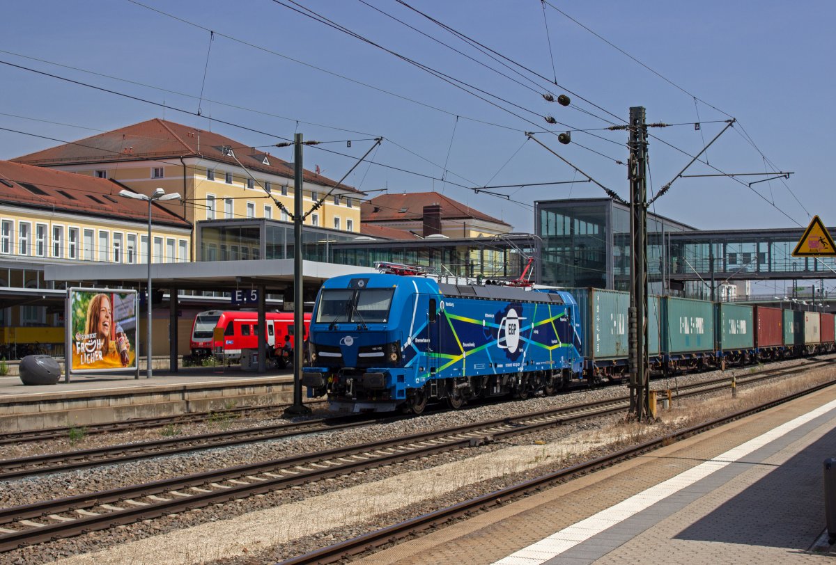 Die Eisenbahngesellschaft Potsdam (egp) setzt ihre neuen Smartron-Lokomotiven unter anderem im kombinierten Ladungsverkehr zwischen S�ddeutschland und den Nordseeh�fen ein. 192 102 hat einen solchen Zug am 26.06.19 im Regensburger G�terbahnhof �bernommen und beginnt nun die Reise in den hohen Norden.