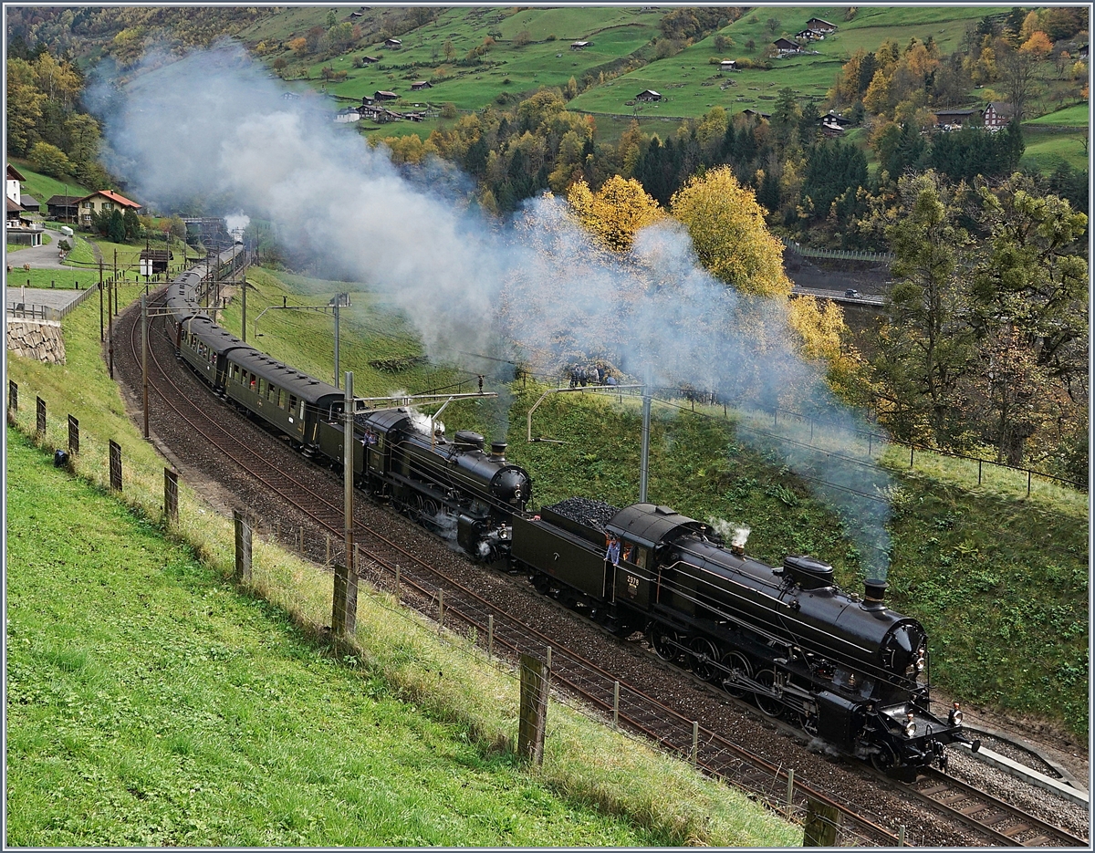 Die Elefanten kommen! Die C 5/6 2978 und 2969 führen gemeinsam einen langen Extrazug über die Gotthard Panorama Strecke. Dem Vernehmen nach soll diese Doppeltraktion die erste seit über sechzig Jahren sein.
Intschi, den 21. Okt. 2017