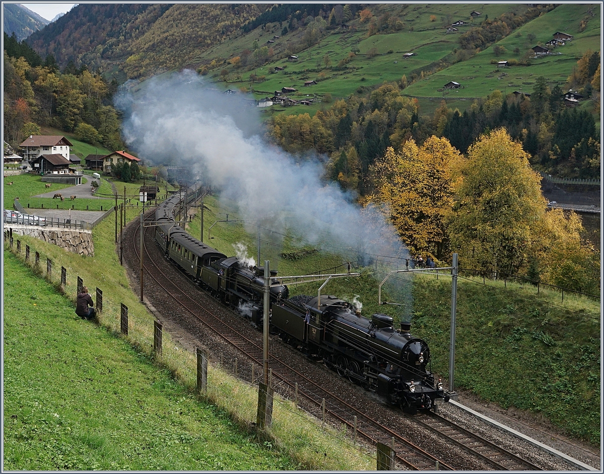 Die Elefanten kommen! Die C 5/6 2978 und 2969 führen gemeinsam einen langen Extrazug über die Gotthard Panorama Strecke.
Intschi, den 21. Okt. 2017