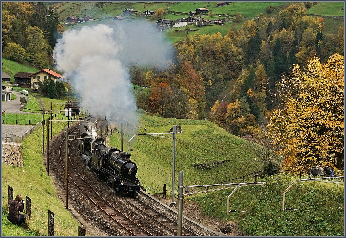Die Elefanten kommen! Die C 5/6 N° 2978 und N° 2969 führen gemeinsam einen langen Extrazug über die Gotthard Panorama Strecke. Intschi, den 21. Okt. 2017