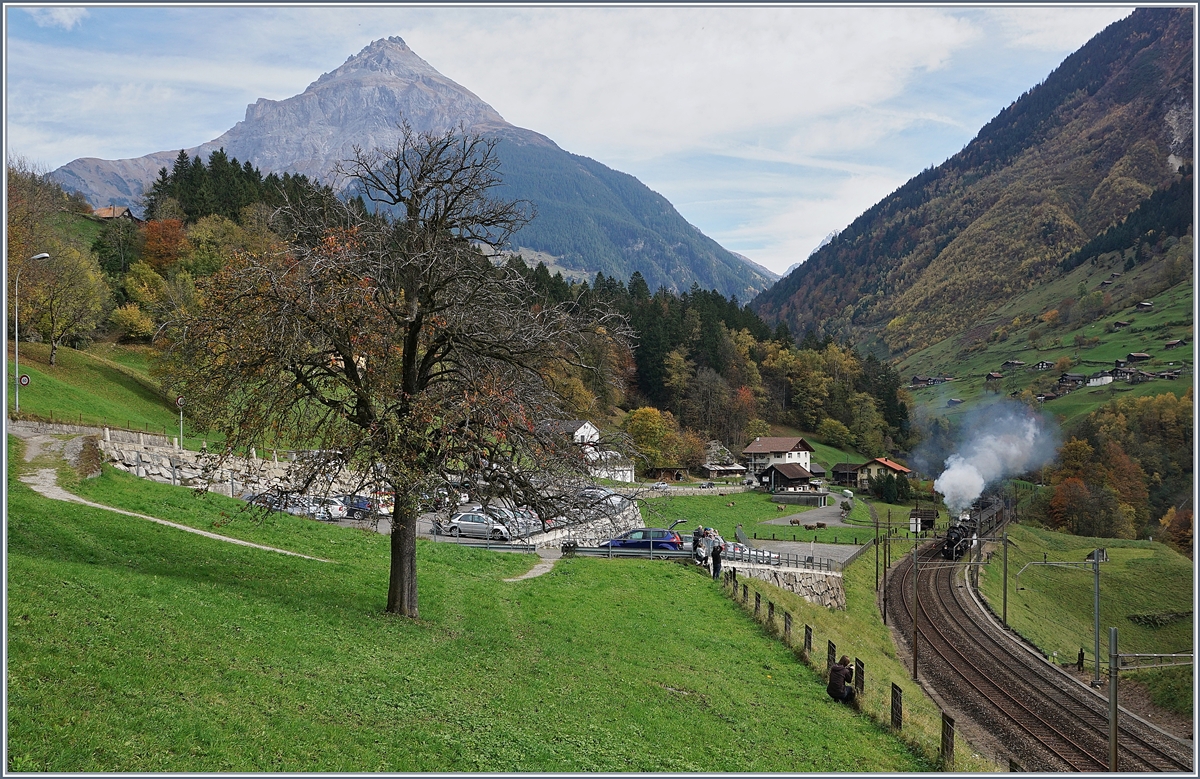 Die Elefanten kommen! Die C 5/6 2978 und 2969 führen gemeinsam einen langen Extrazug über die Gotthard Panorama Strecke. 
Intschi, den 21. Okt. 2017