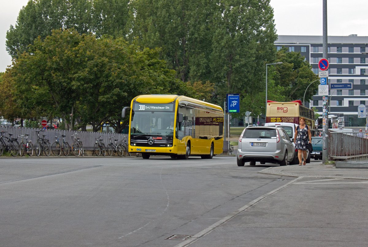 Die Elektro-Busse der BVG werden trotz ihres zuerst gew�hnungsbed�rftigen �u�eren zunehmend eine allt�gliche Erscheinung im Berliner Stra�enbild. Wagen 1819 bef�hrt die Rampe zum Vorplatz des Ostbahnhofes unter dem sich ein gro�es Parkhaus befindet.