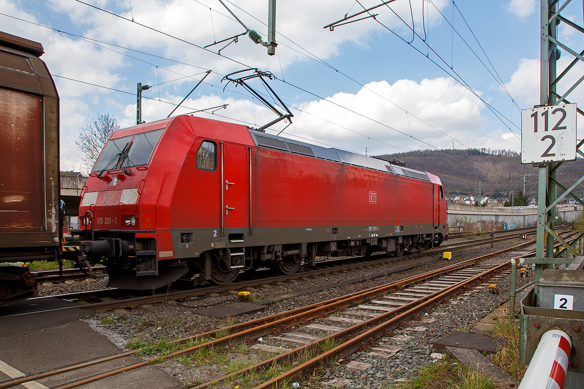 Die erste Bombardier Serien TRAXX F140 AC2.....
Die 185 201-1 (91 80 6185 201-1 D-DB) der DB Cargo Deutschland AG fährt am 14.04.2022 mit einem gemischten Güterzug, auf der Siegstrecke durch Niederschelden (hier noch Niederschelderhütte) in Richtung Siegen Köln.

Die TRAXX F140 AC2 wurde 2004 bei Bombardier in Kassel unter der Fabriknummer 33700 gebaut. Sie war die erste an die DB Cargo AG (damals Railion Deutschland AG) gelieferte der Serie TRAXX F140 AC2. 
