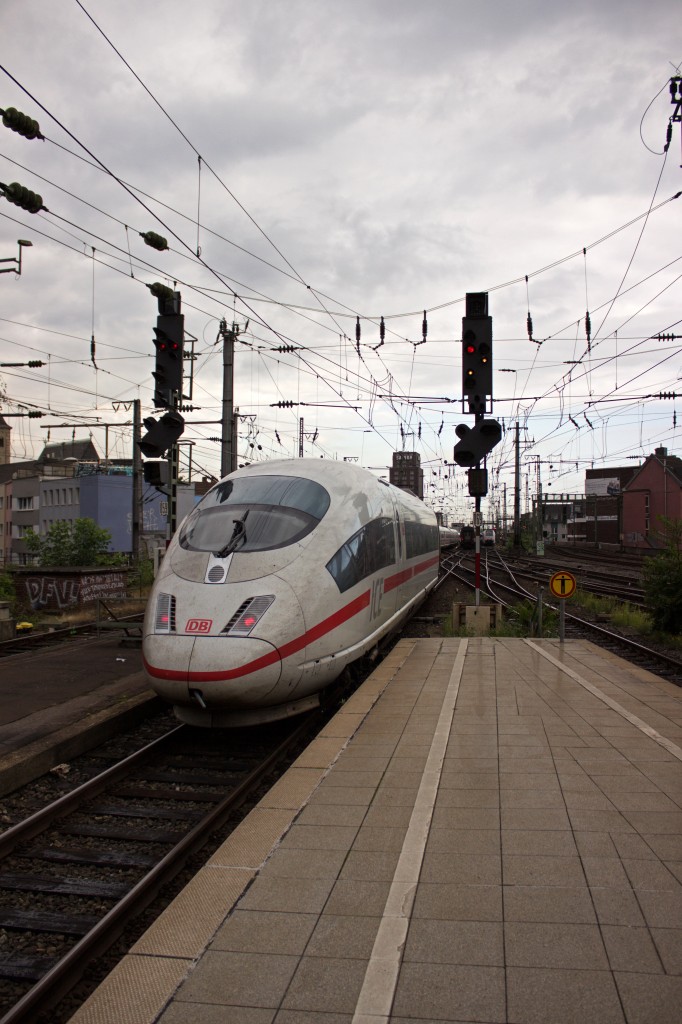 Die erste Deutschland-Pass-Tour fing so mittelmäßig an. Der aus Hannover angereiste 403 017, der eigentlich als ICE 103 nach Basel fahren sollte, gab irgendwo auf der Strecke teilweise den Geist auf und wurde in Köln ausgetauscht. Allerdings war in Köln kein zweiter 403 greifbar, sodass ab Köln mit halber Kapazität gefahren wurde. Ohne Reservierung und mit wenig Lust auf einen Platz auf dem Boden (hatte ich dann später am Tag doch noch, aber: andere Geschichte) blieb ich eine Stunde in Köln. Hier wird 403 017 gerade in den Betriebsbahnhof abgefahren.