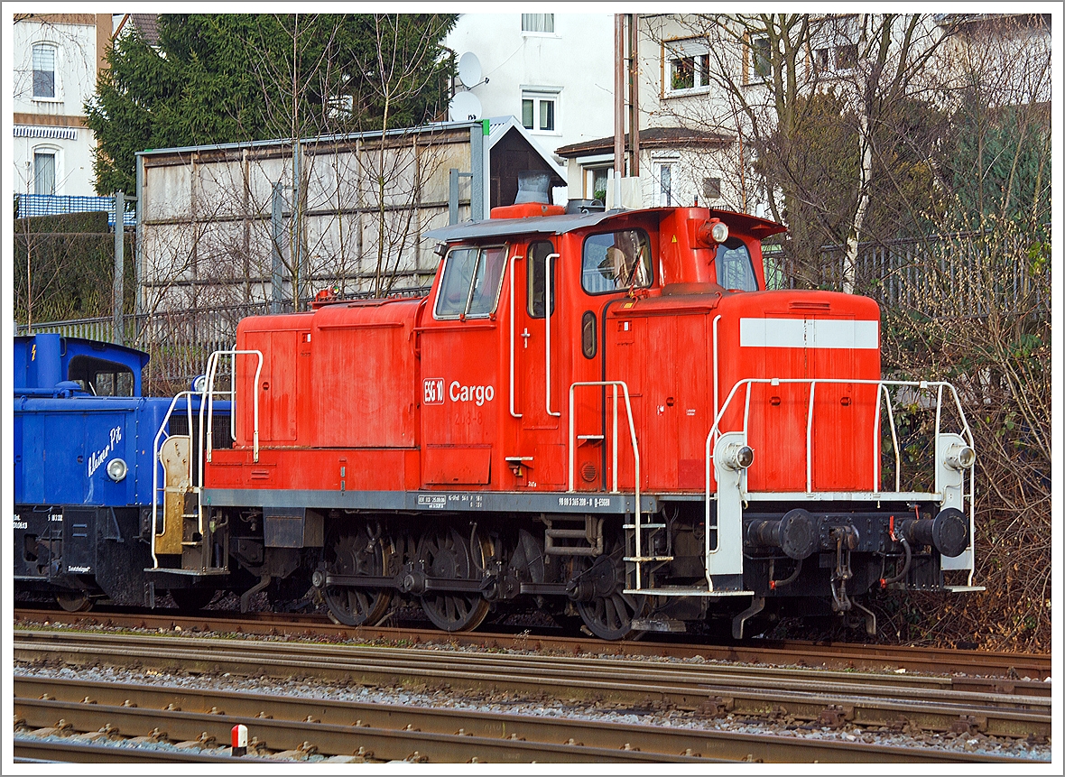 Die ESG 10 (365 208-8) der ESG Eisenbahn Service Gesellschaft mbH (Vaihingen an der Enz), ex DB V 60 1208, ex DB 261 208-3, sowie DB 361 208-2, abgestellt am 21.12.2013 in Kreuztal.

Die V60 der schweren Bauart wurde 1963 bei Krupp unter der Fabriknummer 4620 gebaut und als V 60 1208 an die DB geliefert, 1968 erfolgte die Umzeichnung in DB 261 208-3, eine weitere Umzeichnung in 361 208-2 erfolgte 1987. Ein Umbau mit Einbau einer Funkfernsteuerungen und Umzeichnung in 365 208-8 erfolgte 1988. Bis zur z-Stellung im März 2005 lief die Lok bei der DB bzw. Railion Deutschland AG, die endgültige Ausmusterung erfolgte dann am 30.06.2006. Zur ESG kam die Lok dann 2007. Hier trägt sie nun auch die NVR-Nummer 98 80 3365 208-8 D-ESGBI.