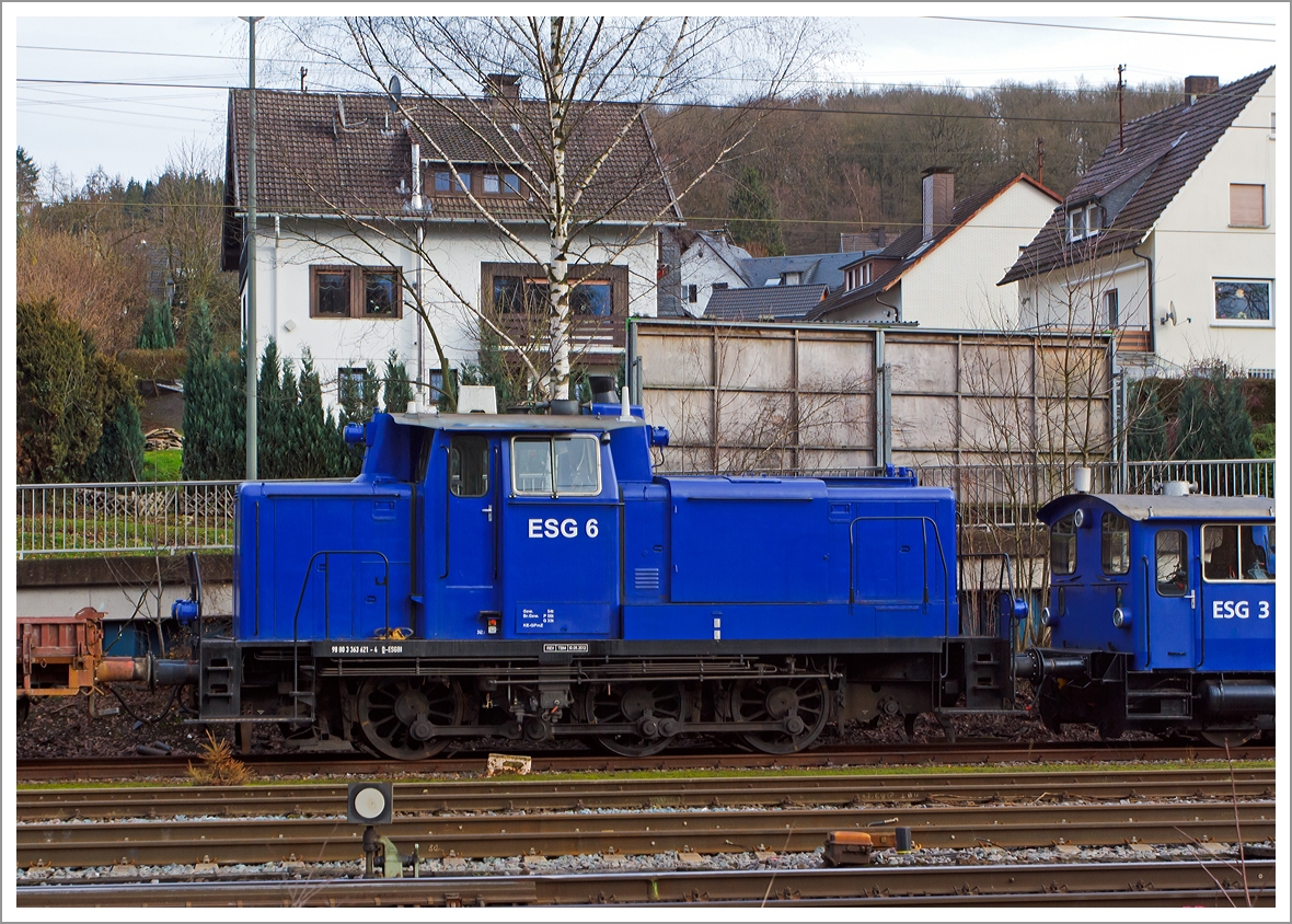 Die ESG 6 (363 621-4) der ESG Eisenbahn Service Gesellschaft mbH (Vaihingen an der Enz), ex DB V 60 621, ex DB 261 621-7, ex 361 621-6 sowie DB 365 621-2, abgestellt am 21.12.2013 in Kreuztal.

Die V 60 der schweren Bauart wurde 1959 bei MaK in Kiel unter der Fabriknummer 600210 gebaut und als V 60 621 an die Deutsche Bundesbahn geliefert wurde. In Jahr 1968 erfolgte die Umzeichnung in 261 621-7, eine weitere Umzeichnung in 361 621-6 erfolgte 1987. Ein Umbau mit Einbau einer Funkfernsteuerungen und Umzeichnung in 365 621-2erfolgte 1989. Im Jahr 2001 erfolgte eine Modernisierung durch die DB Fahrzeuginstandhaltung GmbH im Werk Chemnitz dabei bekam sie einen Caterpillar 12-Zylinder V-Motor CAT 3412E DI-TTA mit elektronischer Drehzahlregelung sowie u.a. eine neue Lichtmaschinen und Luftpresser, zudem erfolgte die Umzeichnung in 363 621-4.
Die Ausmusterung erfolgte 2010 und kam dann zur ESG, hier trägt sie nun die NVR-Nummer 98 80 3363 621-4 D-ESGBI.

Technische Daten:
Achsanordnung:  C
Höchstgeschwindigkeit im Streckengang: 60 km/h
Höchstgeschwindigkeit im Rangiergang: 30 km/h
Nennleistung: 465 kW (632 PS)
Drehzahl: 1.800 U/min
Anfahrzugkraft:   117,6 kN
Länge über Puffer:  10.450 mm
Gewicht:   53,0 t
Radsatzlast max:   16,7 t
Kraftübertragung:  hydraulisch
Antriebsart:  Blindwelle-Stangen
